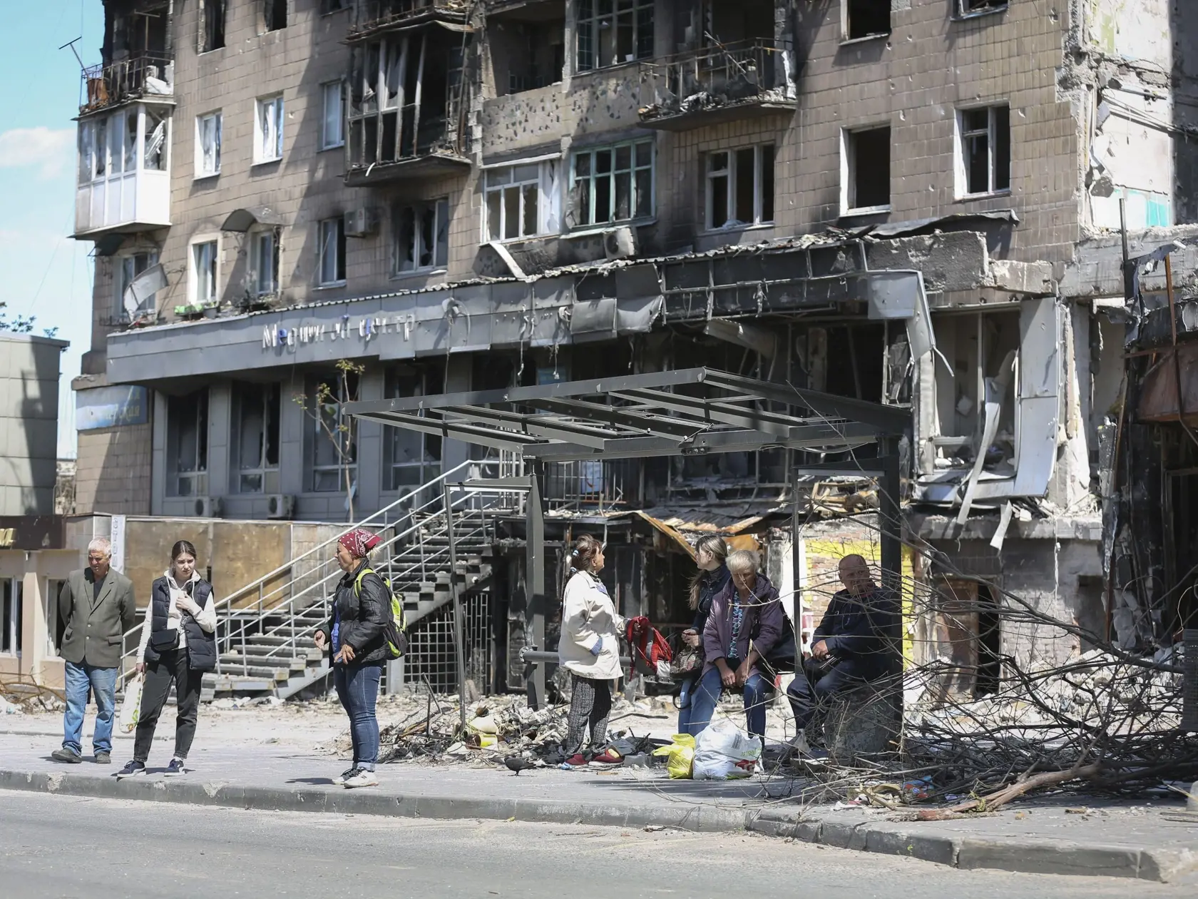WA 34 Mariupol - Miestni obyvatelia čakajú na autobusovej zastávke v obliehanom juhoukrajinskom prístavnom meste Mariupol počas 83. dňa ruskej invázie na Ukrajinu v utorok 17. mája 2022. FOTO TASR/AP   

Local residents stand at a bus stop in Mariupol, in territory under the government of the Donetsk People's Republic, eastern Ukraine, Tuesday, May 17, 2022. (AP Photo/Alexei Alexandrov)