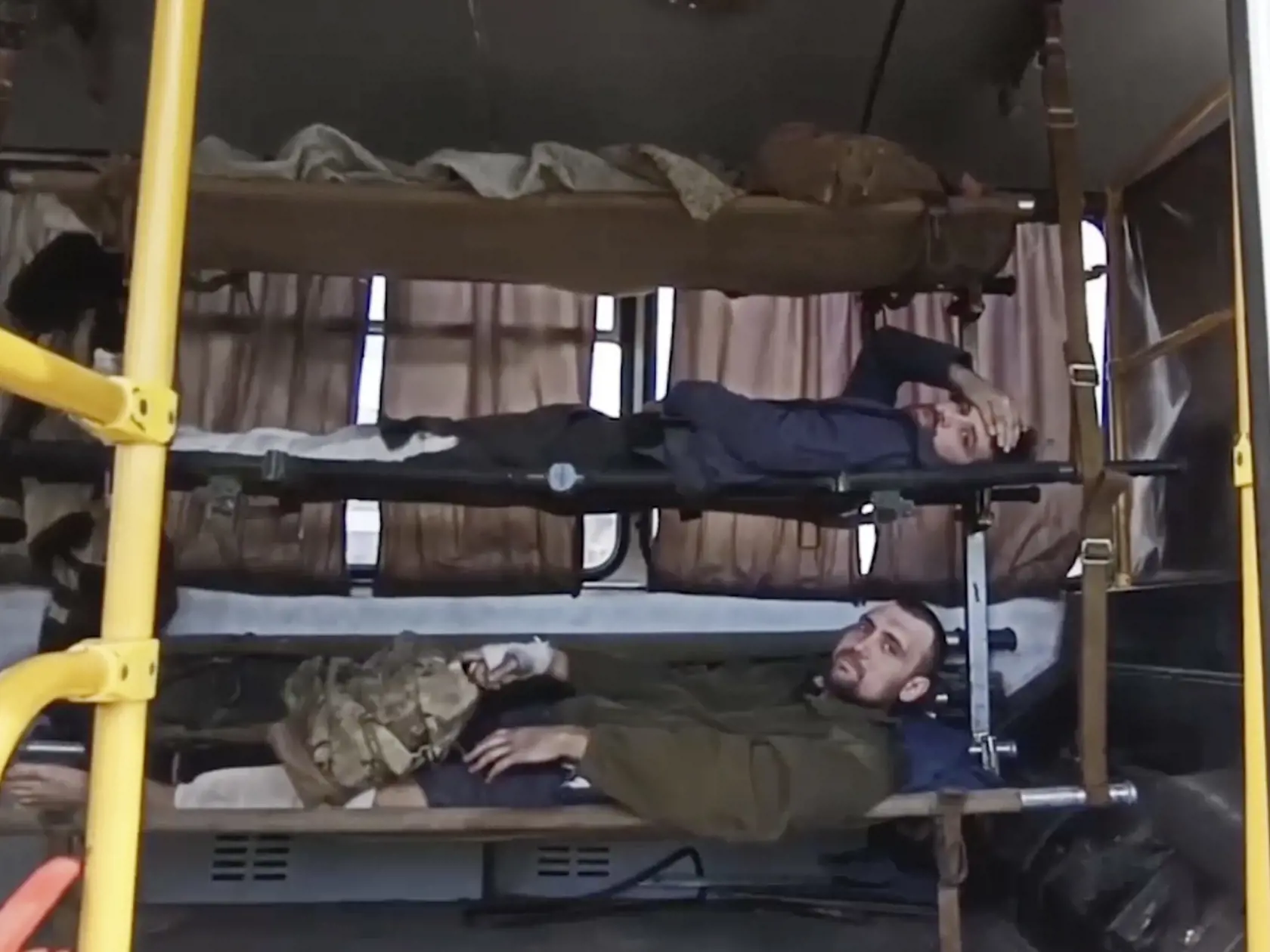 KK4 Mariupol - Na videosnímke ukrajinskí vojaci ležia v autobuse počas ich evakuácie z obliehanej oceliarne Azovstaľ v ukrajinskom Mariupole 17. mája 2022. Ruské ministerstvo obrany v utorok uviedlo, že viac než 250 ukrajinských bojovníkov, ktorí sa skrývali v oceliarňach Azovstaľ v meste Mariupol, sa vzdalo. FOTO TASR/AP
In this photo taken from video released by the Russian Defense Ministry Press Service on Tuesday, May 17, 2022, wounded Ukrainian servicemen lay in a bus as they are being evac