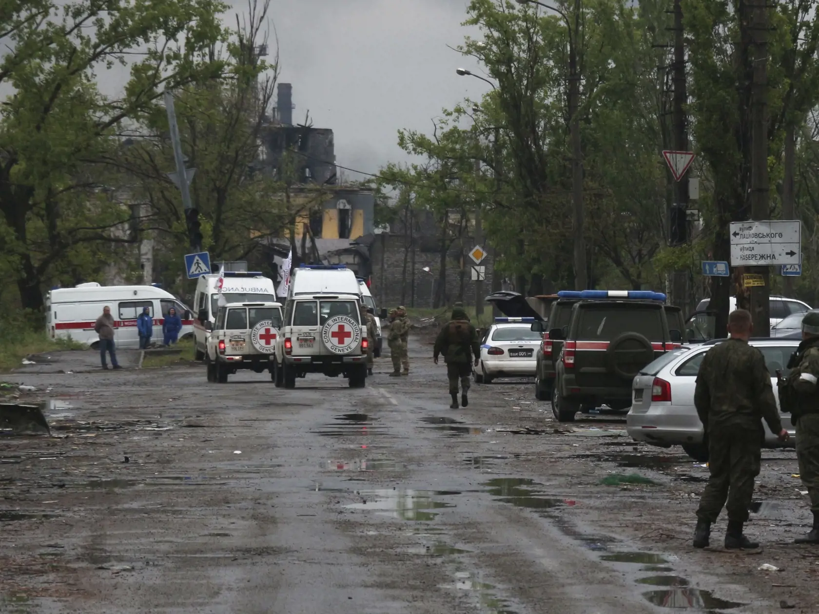 WA 33 Mariupol - Pracovníci Červeného kríža prichádzajú vo svojich vozidlách do obliehaných oceliarní Azovstaľ, aby dohliadali nad evakuáciou ukrajinských vojakov z oceliarní v juhoukrajinskom prístavnom meste Mariupol v stredu 18. mája 2022. Ruská armáda vo štvrtok oznámila, že sa vzdali ďalší ukrajinskí bojovníci zabarikádovaní v obliehaných oceliarňach Azovstaľ v meste Mariupol a celkový počet týchto vojakov, ktorí opustili oceliarne, tak stúpol na 1730. Červený kríž zároveň oznámil, že zareg