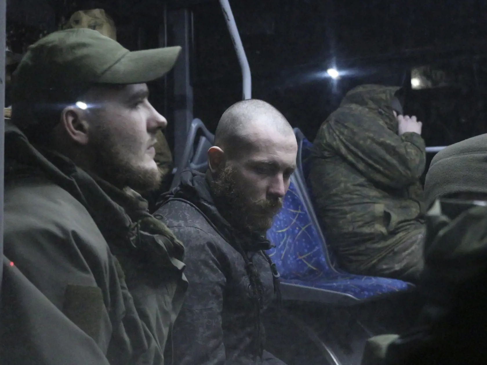 WA 30 Mariupol - Ukrajinskí vojaci, ktorí niekoľko týždňov odolávali útokom ruských síl v oceliarniach Azovstaľ, sedia po evakuácii z oceliarní v autobuse v juhoukrajinskom prístavnom meste Mariupol v piatok 20. mája 2022. Rusko tvrdí, že poslalo viac než 900 ukrajinských vojakov z oceliarní Azovstaľ do bývalej trestaneckej kolónie v meste Olenivka nachádzajúcom sa v časti východoukrajinskej Doneckej oblasti, ktorú ovláda Rusko. FOTO TASR/AP 

 
Ukrainian servicemen sit in a bus after leaving Ma