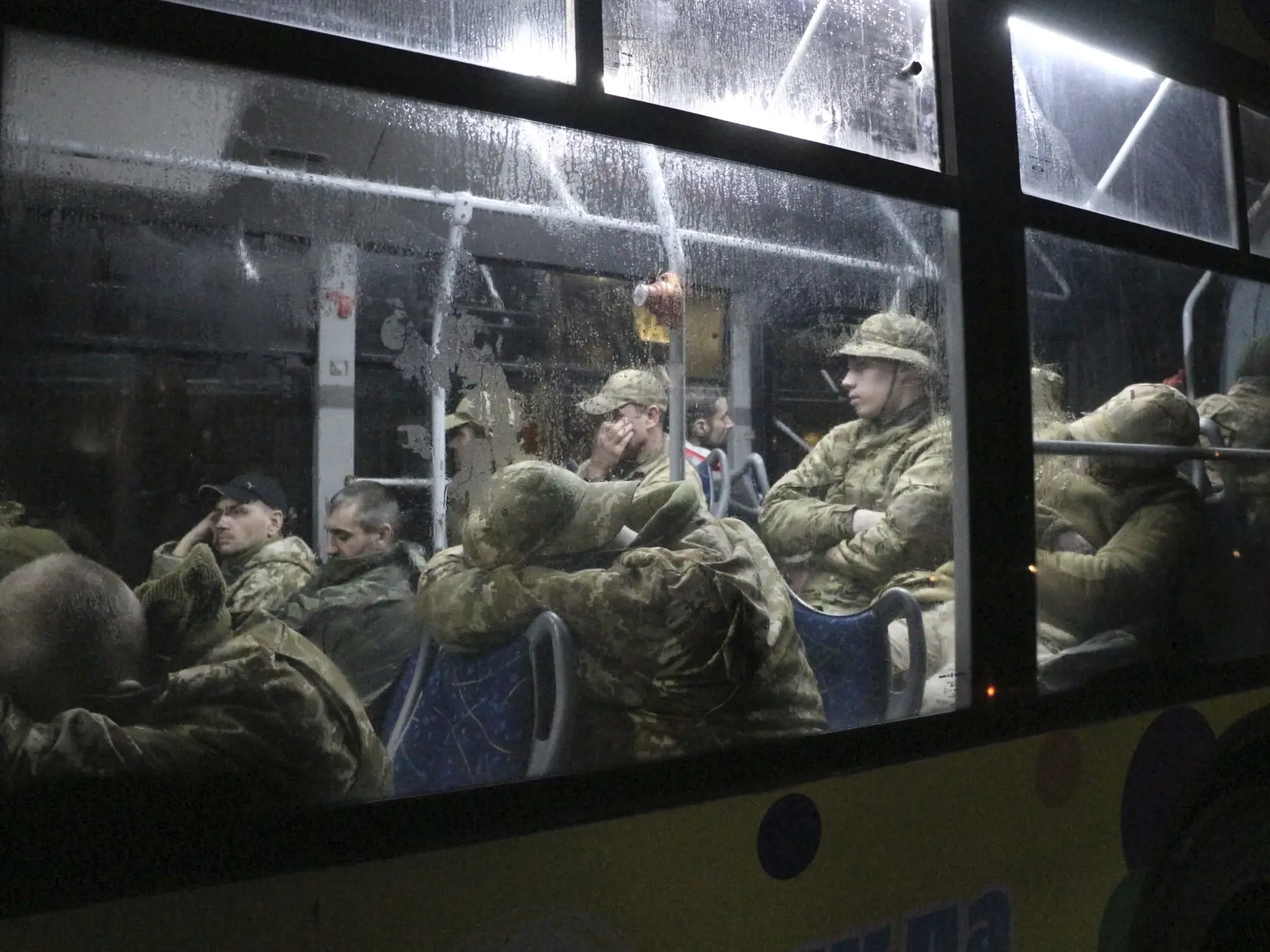 WA 31 Mariupol - Ukrajinskí vojaci, ktorí niekoľko týždňov odolávali útokom ruských síl v oceliarniach Azovstaľ, sedia po evakuácii z oceliarní v autobuse v juhoukrajinskom prístavnom meste Mariupol v piatok 20. mája 2022. Rusko tvrdí, že poslalo viac než 900 ukrajinských vojakov z oceliarní Azovstaľ do bývalej trestaneckej kolónie v meste Olenivka nachádzajúcom sa v časti východoukrajinskej Doneckej oblasti, ktorú ovláda Rusko. FOTO TASR/AP 

 
Ukrainian servicemen sit in a bus after leaving Ma