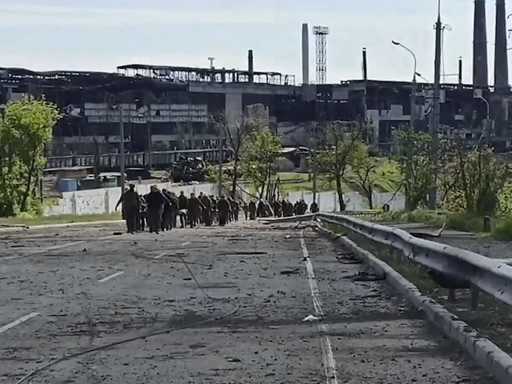 KK11 Mariupol - Na videosnímke ukrajinskí vojaci opúšťajú obliehaný oceliarsky závod Azovstaľ v Mariupole na Ukrajine 18. mája 2022. FOTO TASR/AP
In this photo taken from video released by the Russian Defense Ministry Press Service on Wednesday, May 18, 2022, Ukrainian servicemen leave the besieged Azovstal steel plant in Mariupol, Ukraine. (Russian Defense Ministry Press Service via AP)