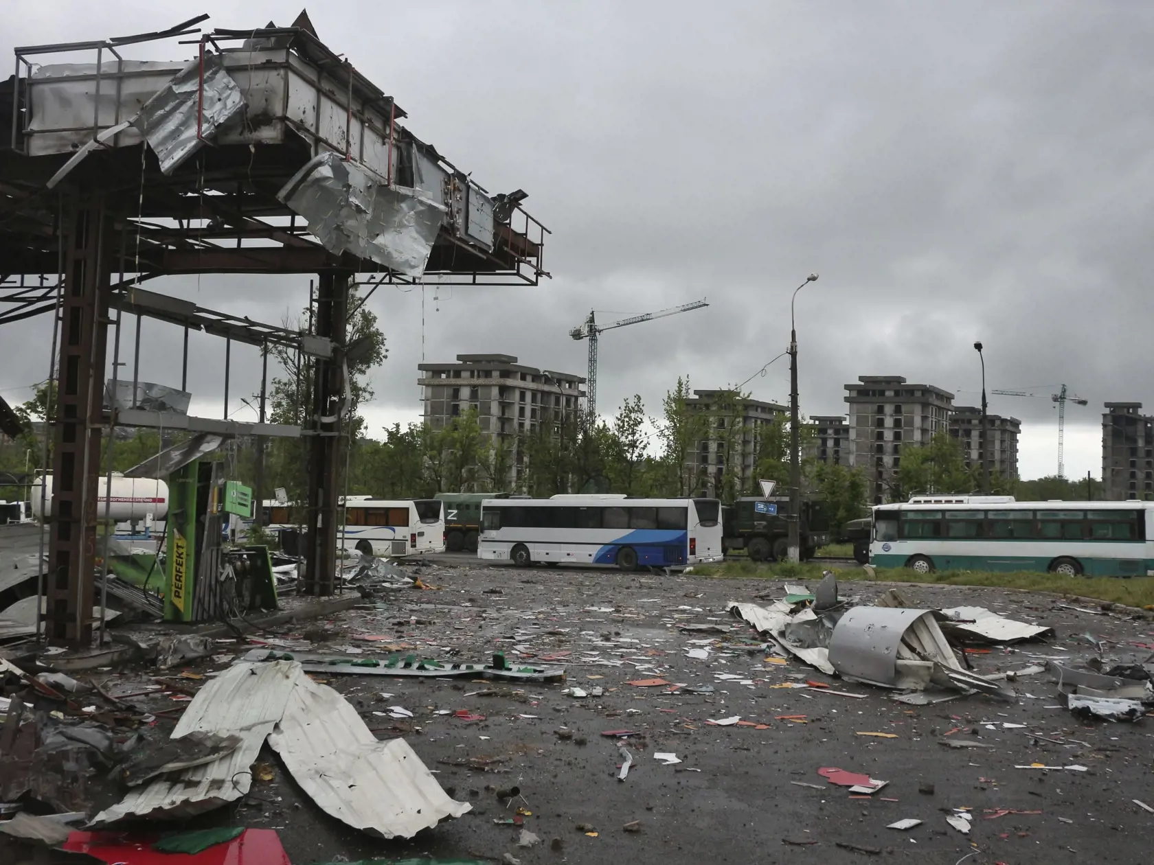 WA 34 Mariupol - Na snímke autobusy, ktorými evakuujú ukrajinských vojakov, ktorí niekoľko týždňov odolávali útokom ruských síl v oceliarniach Azovstaľ v juhoukrajinskom prístavnom meste Mariupol v stredu 18. mája 2022. Evakuovaných vojakov dorazili do väzenia  v obci Olenivka, ktorá leží neďaleko mesta Doneck v Doneckej oblasti na východe Ukrajiny a ovláda ju Rusko. Ruská armáda vo štvrtok 19. mája oznámila, že sa vzdali ďalší ukrajinskí bojovníci zabarikádovaní v obliehaných oceliarňach Azovst