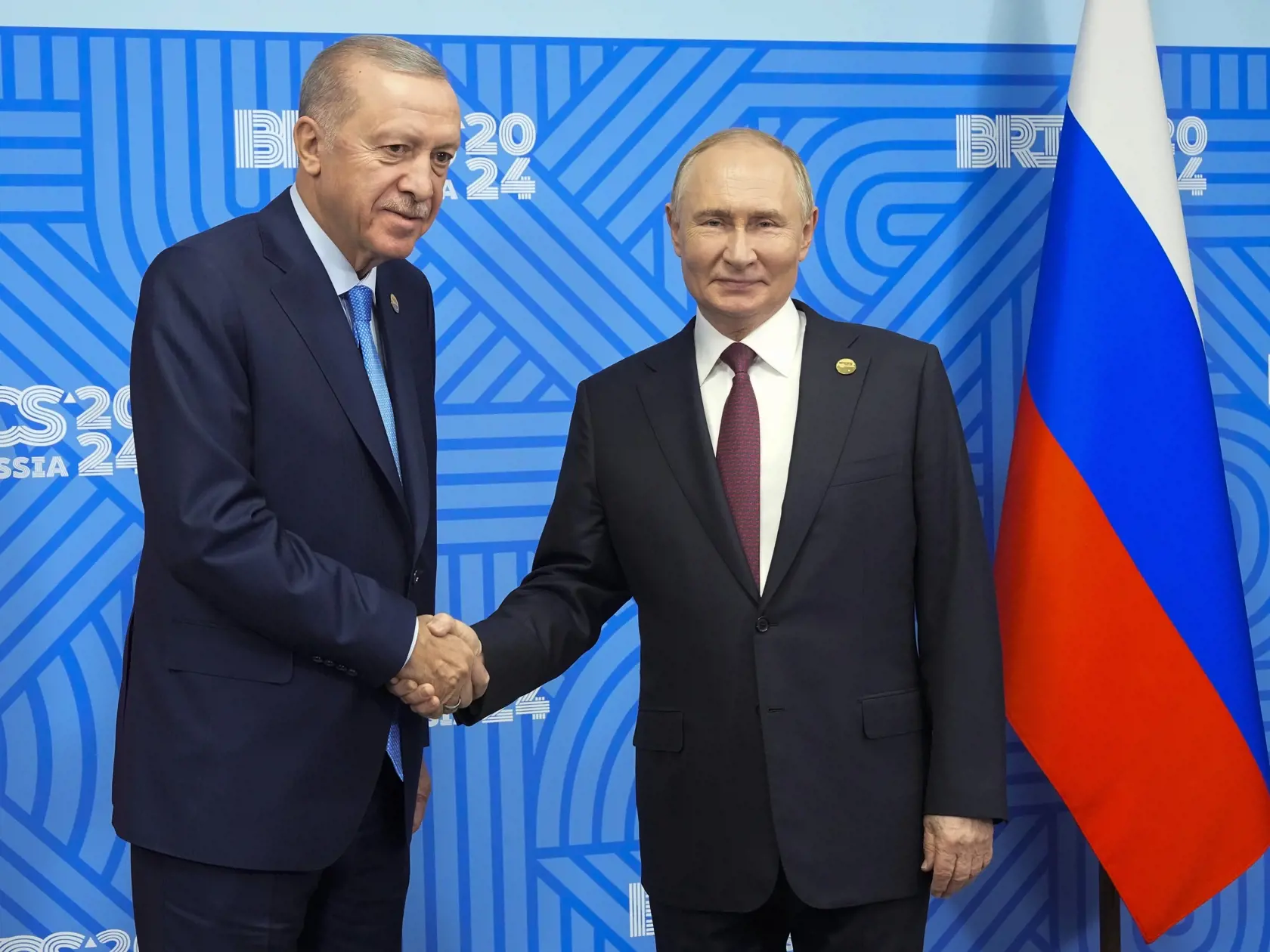 Ruský prezident Vladimir Putin v utorok telefonicky hovoril s prezidentom Turecka Recepom Tayyipom Erdoganom. Diskutovali spolu najmä o "vyostrenej" situácii v Sýrii, kde povstalci minulý týždeň po prekvapivej ofenzíve dobyli druhé najväčšie mesto Aleppo. TASR informuje podľa agentúry Reuters, ktorá sa odvoláva na vyhlásenie Kremľa.
