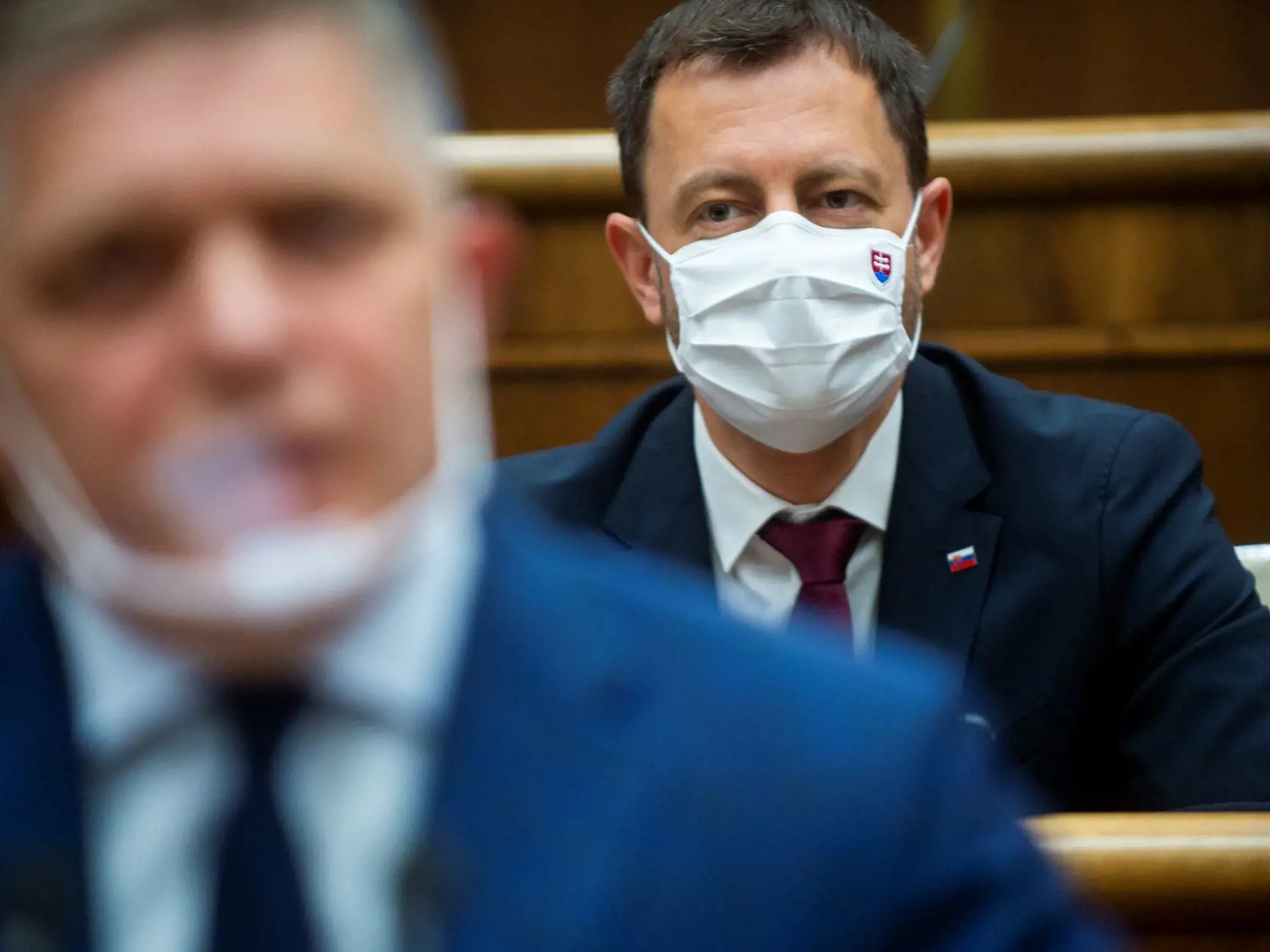 Na snímke zľava poslanec NR SR Robert Fico (Smer-SD) a predseda vlády SR Eduard Heger (OĽaNO)