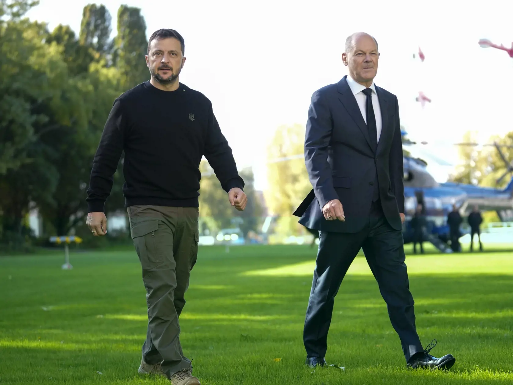 AZ11 Berlín - Na snímke ukrajinský prezident Volodymyr Zelenskyj (vľavo) a nemecký kancelár Olaf Scholz počas stretnutia v Berlíne 11. októbra 2024. Zelenskyj navštívil v piatok Nemecko, kde sa okrem Scholza stretne aj s nemeckým prezidentom Frankom-Walterom Steinmeierom. FOTO TASR/AP
Ukraine's president Volodymyr Zelenskyy and German chancellor Olaf Scholz arrive for a meeting at the chancellery in Berlin, Germany, Friday, Oct. 11, 2024. (AP Photo/Ebrahim Noroozi)