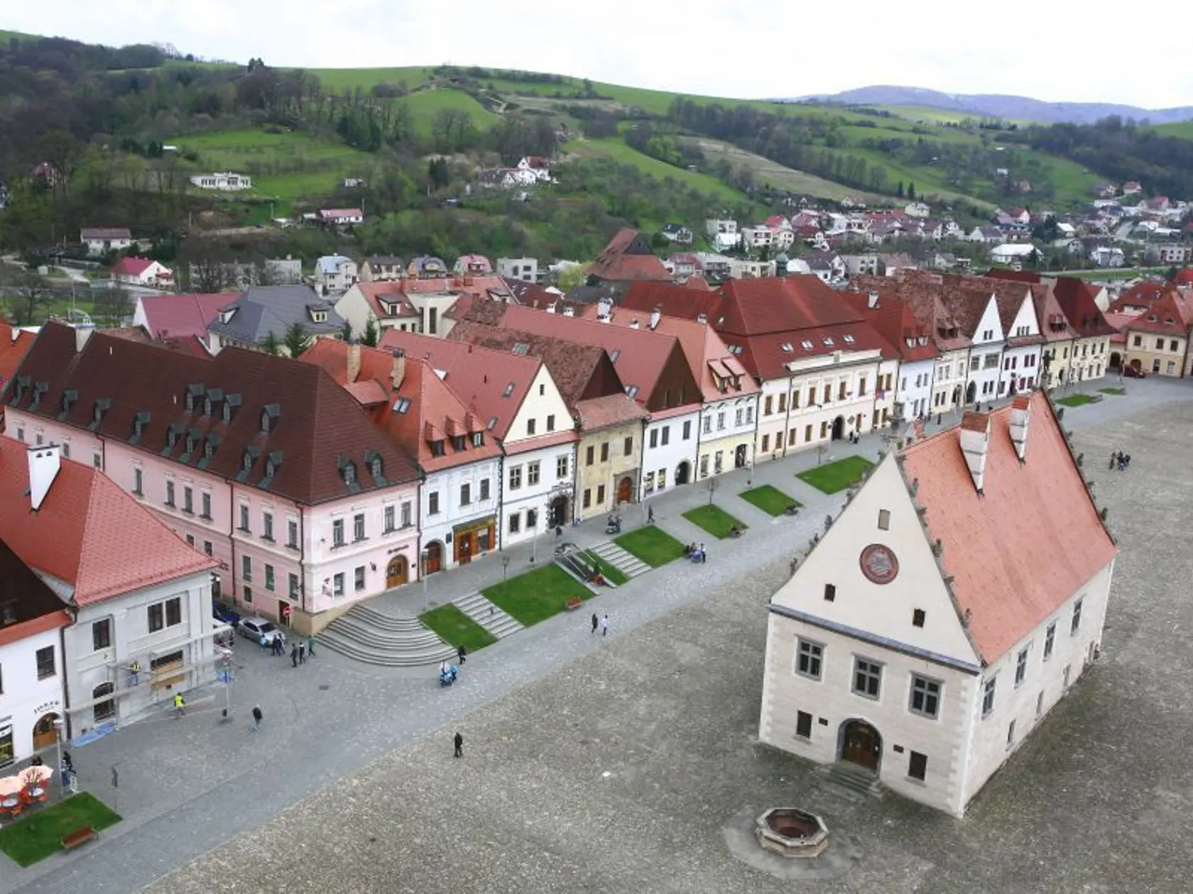Pohľad na bardejovské námestie z kostolnej veže.
