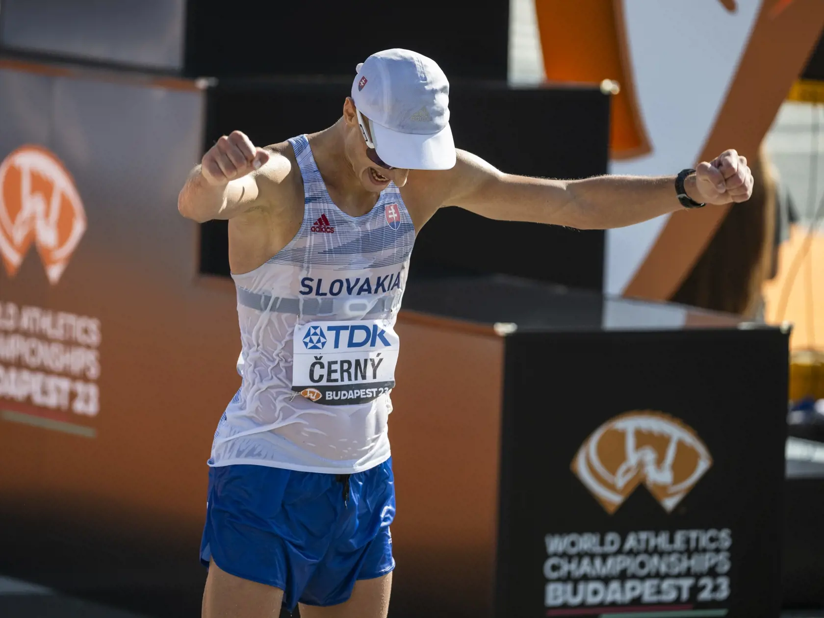 Na snímke slovenský chodec Dominik Černý reaguje v cieli chôdze mužov a žien na 35 km na majstrovstvách sveta v atletike v Budapešti 24. augusta 2023.