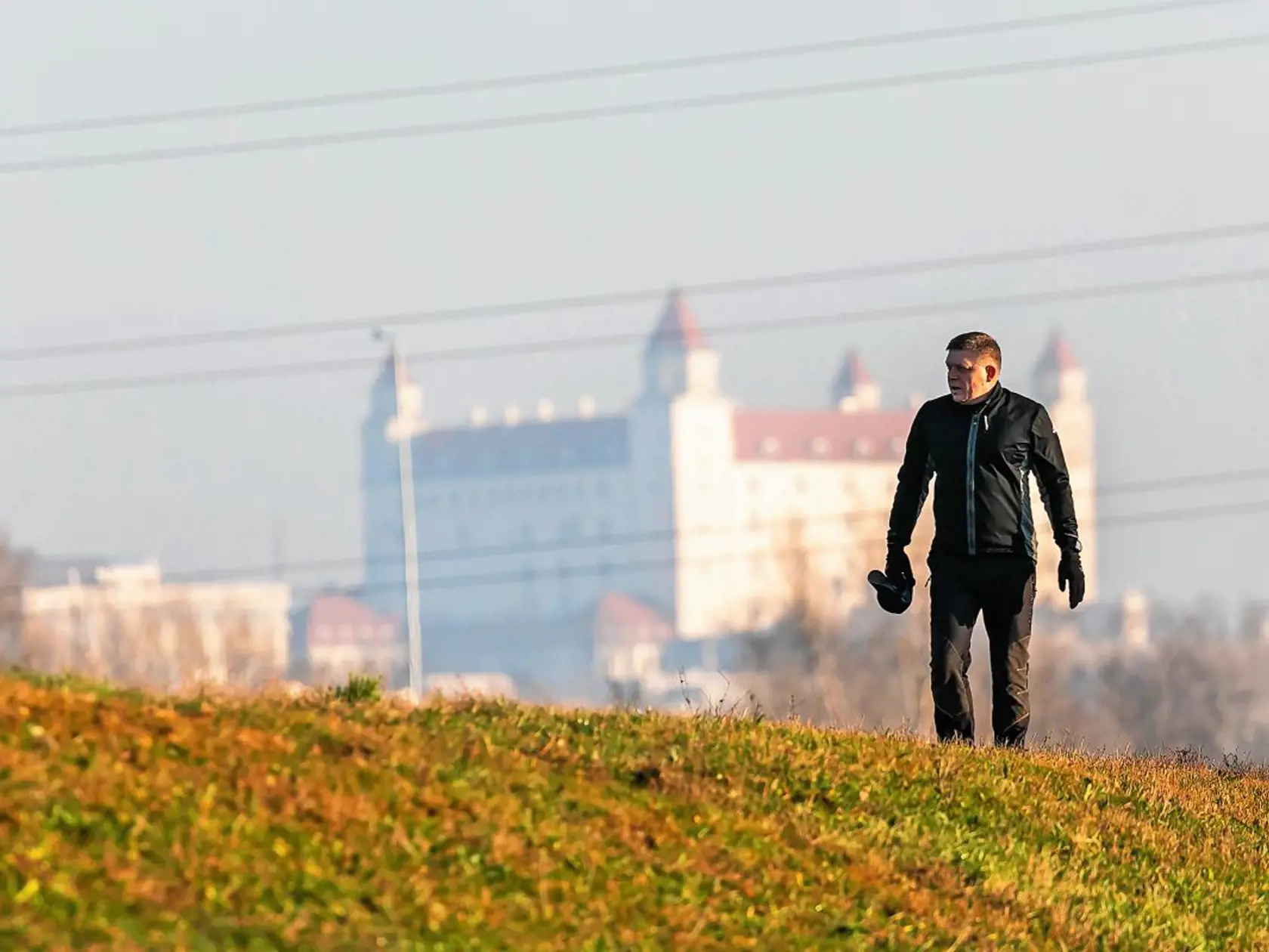 ROMANTICKÁ SCENÉRIA Robert Fico sa v decembrové ráno roku 2020 objavil na hrádzi sám.