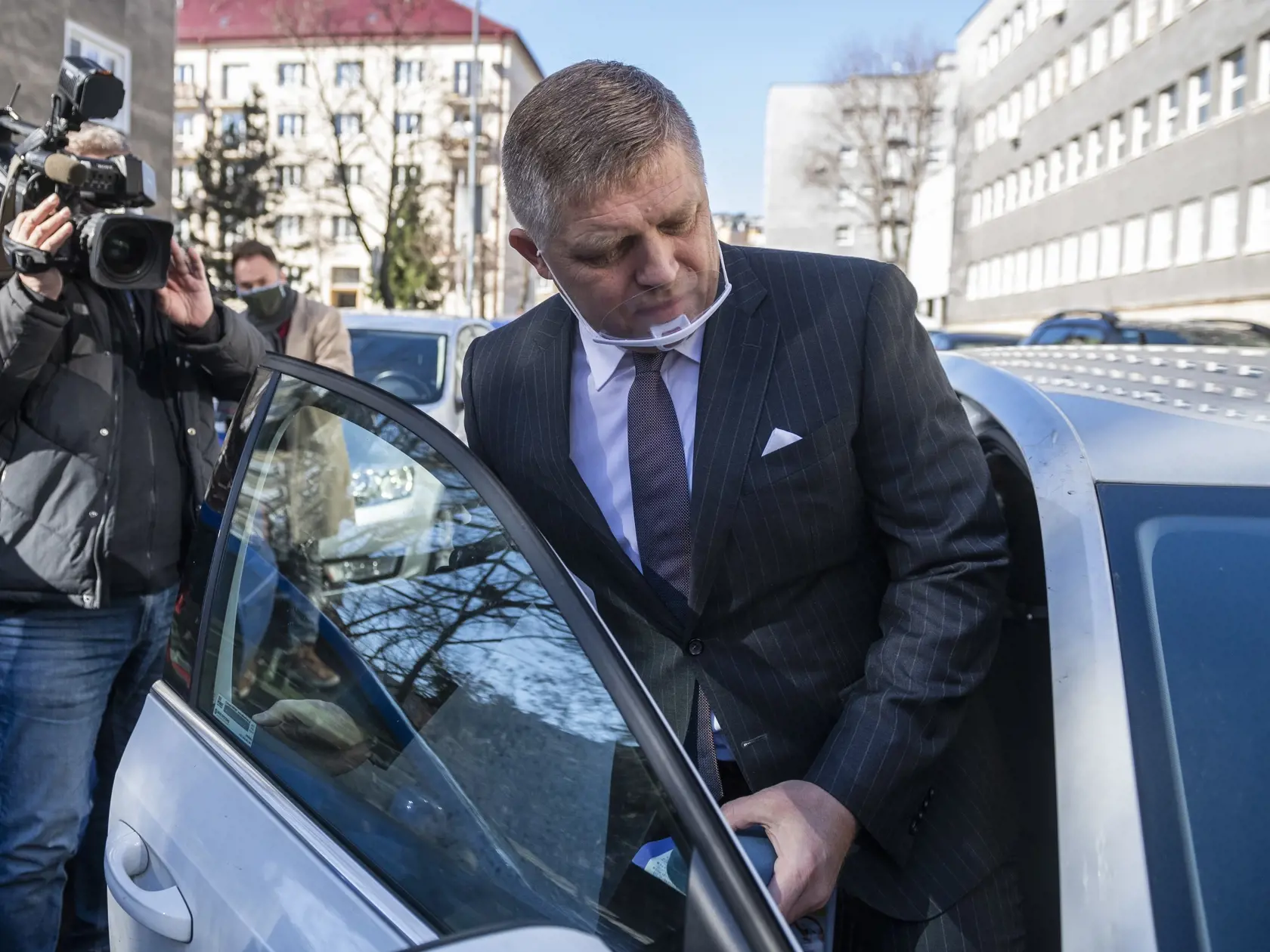 Predseda opozičného Smeru-SD Robert Fico nastupuje do auta po odchode z budovy Prezídia Policajného zboru 18. februára 2021 v Bratislave. Robert Fico prišiel vo štvrtok doobeda do budovy Prezídia Policajného zboru. "Do toho vás nič nie je," odpovedal na otázku, v akej veci prišiel vypovedať.