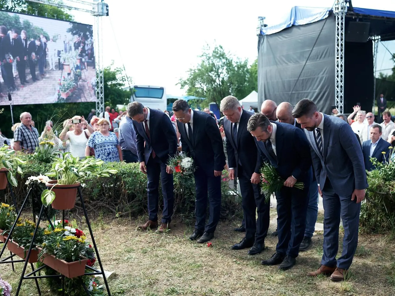 Smeráci dostali dokonca aj kytice kvetov.
