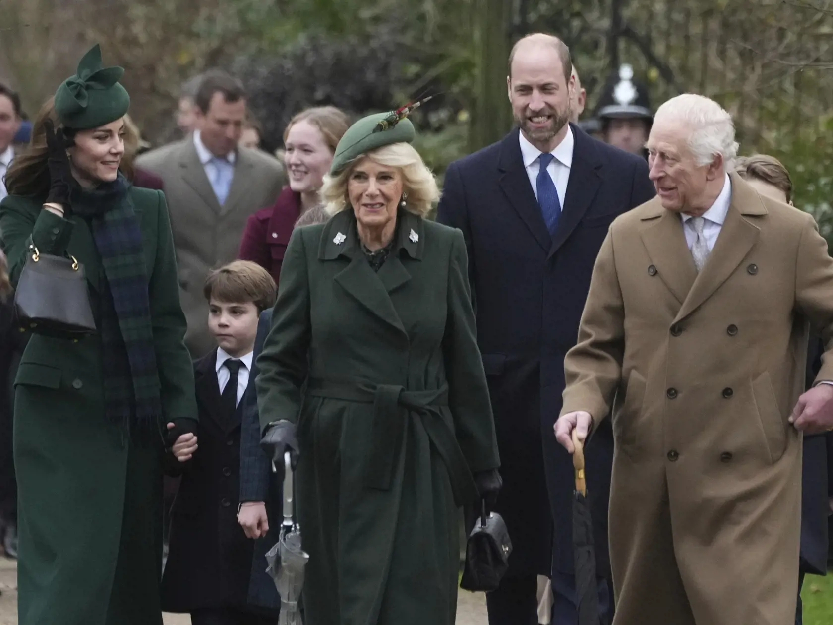 Britský kráľ Karol III. (vpravo), britská kráľovná Kamila (tretia vpravo), britský princ William (druhý sprava), jeho manželka Kate (vľavo), princezná z Walesu a princ Louis (druhý zľava) prichádzajú na tradičnú vianočnú omšu v anglickom Sandringhame v stredu 25. decembra 2024. FOTO TASR/AP