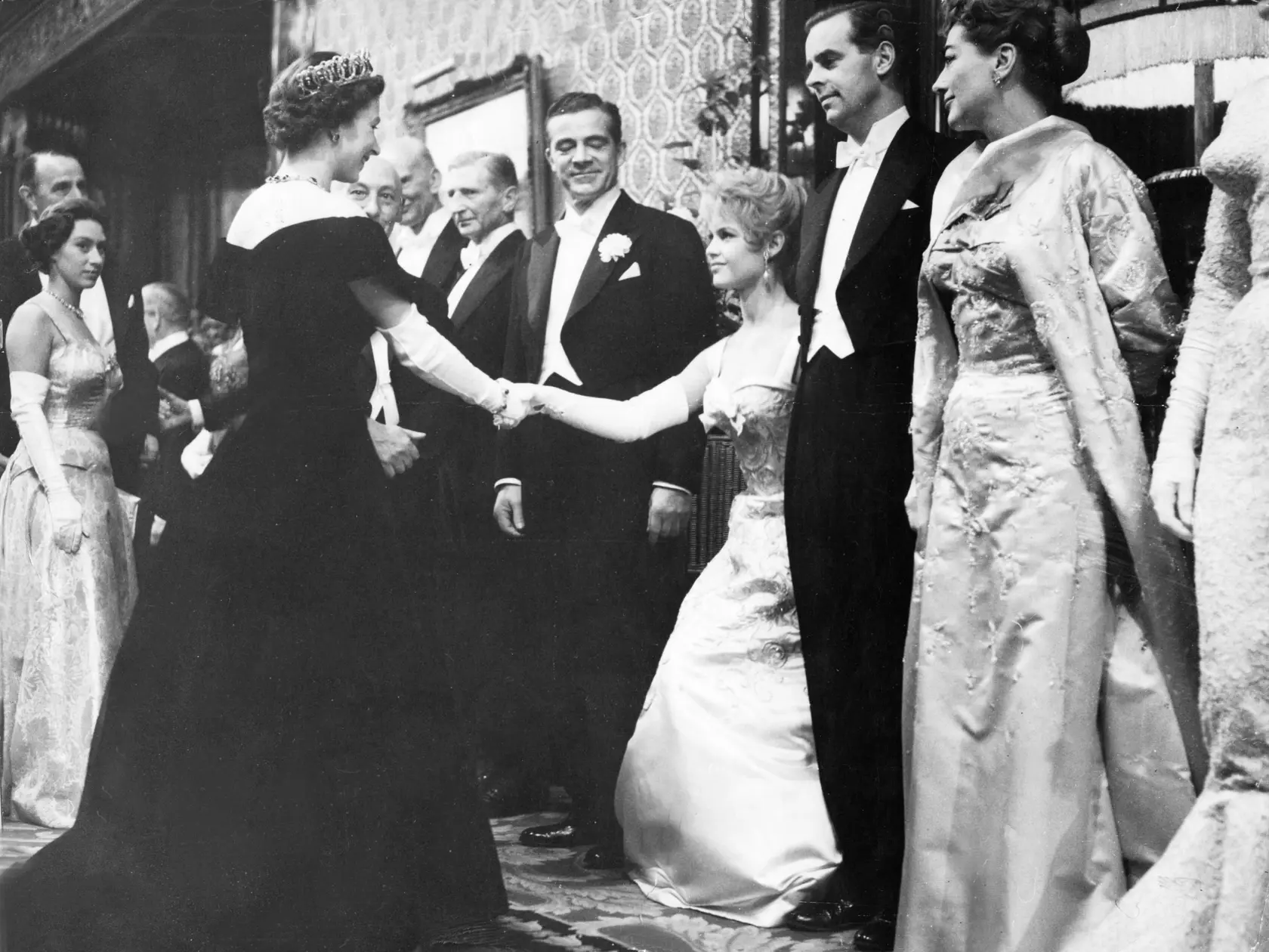 Brigitte Bardot pred kráľovnou Alžbetou II.