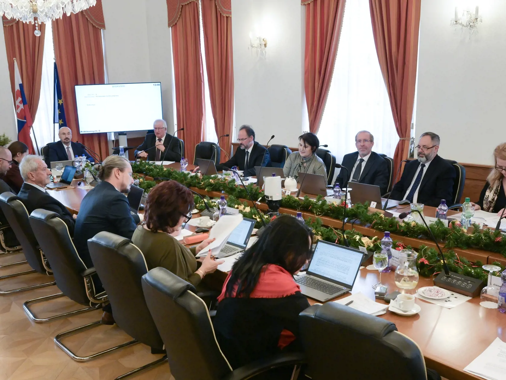 Na snímke v pozadí vpravo predseda Súdnej rady SR Ján Mazák a v pozadí uprostred podpredseda Súdnej rady SR Ján Gandžala počas zasadnutia Súdnej rady o návrhu na odvolanie predsedu Súdnej rady Jána Mazáka z funkcie 14. decembra 2023 v Bratislave. FOTO TASR - Pavel Neubauer