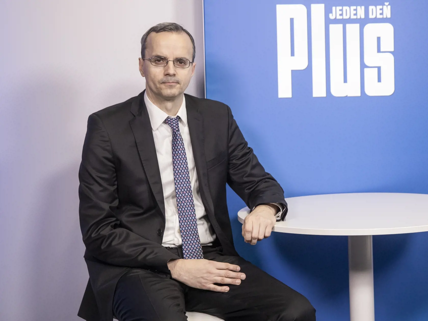 Na snímke je Diskusná relácia “Plus jeden deň”, ktorej hosťom bol sudca Krajského súdu v Bratislave Peter Šamko. Aj jeho mal Mazák lustrovať.