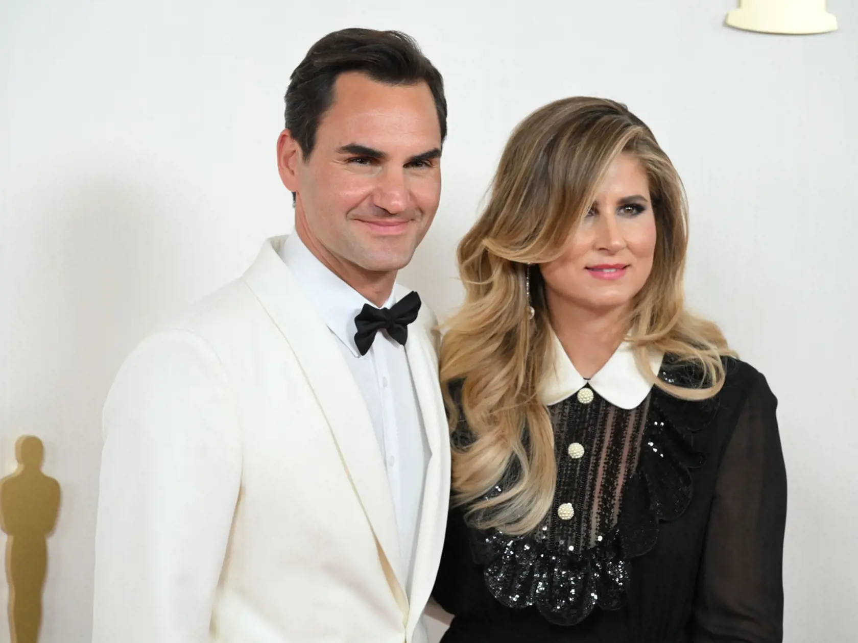 Bývalá svetová jednotka Federer natiahla biely smoking s čiernym motýlikom, Jeho manželka Mirka mal ana sebe čierne šaty s bielym Peter Pan golierom.