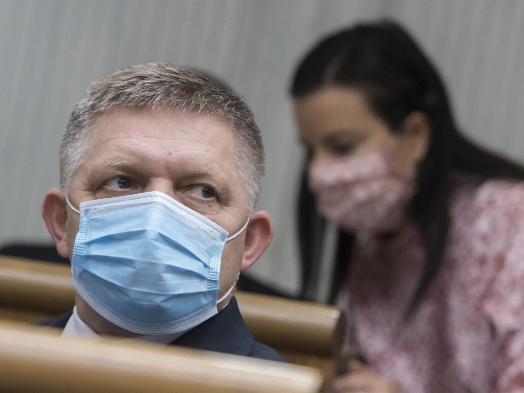 Robert Fico sa počas relácie priznal s tým, že radšej by sledoval v televízii dôležitý futbalový zápas. "Len vy môžete zorganizovať diskusiu v takomto čase," poznamenal v relácii Tv Joj.
FOTO TASR - Martin Baumann