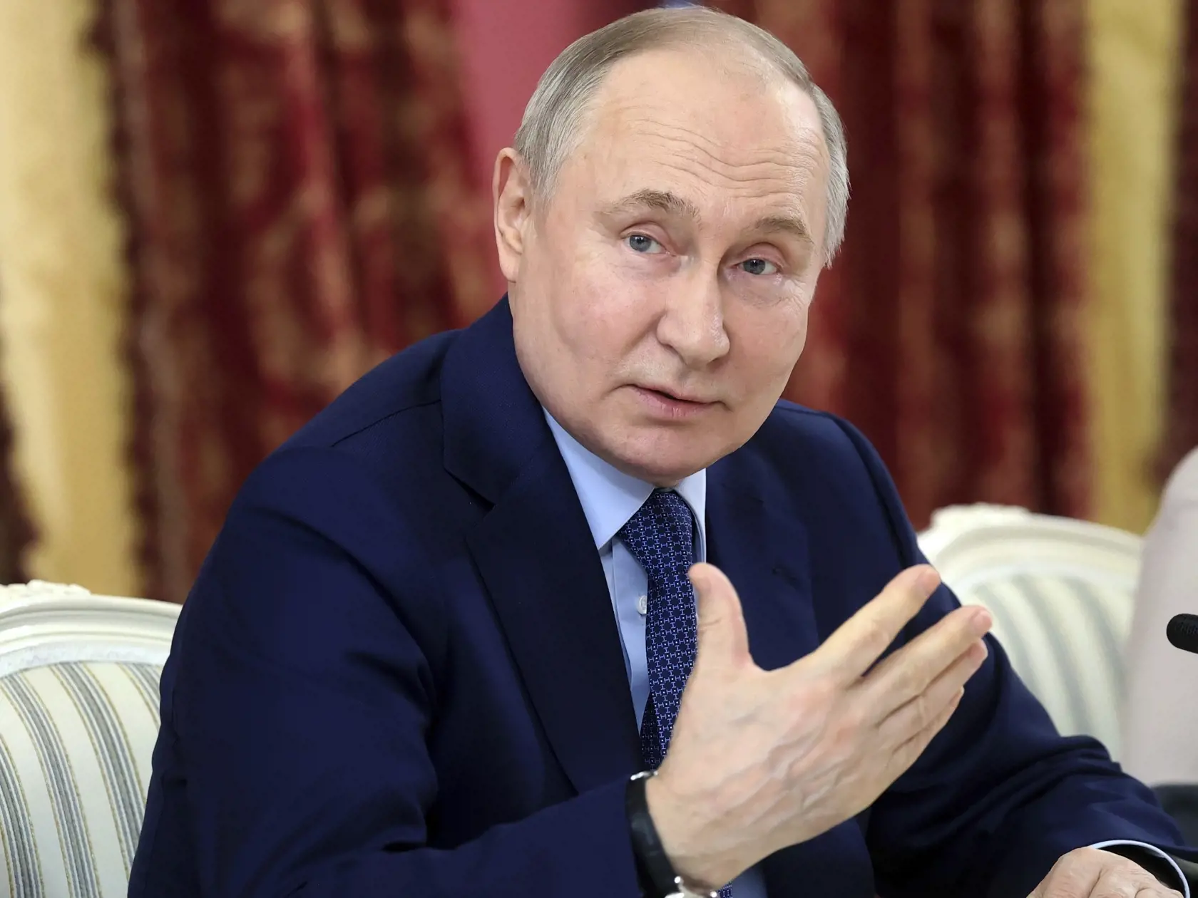 Ruský prezident Vladimir Putin rozpráva počas stretnutia s kultúrnymi pracovníkmi počas jeho návštevy Požarského komplexu múzeí v ruskom meste Toržok, v Tverskej oblasti 217 km severozápadne od Moskvy 27. marca 2024.
