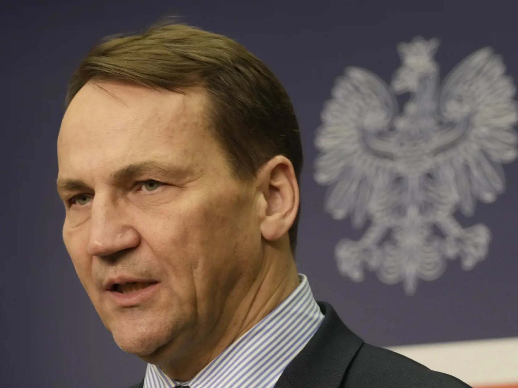 Poľský minister zahraničných vecí Radek Sikorski počas spoločnej tlačovej konferencie s estónskym šéfom diplomacie Margusom Tsahknom na pôde rezortu diplomacie vo Varšave v stredu 14. februára 2024. Politici rokovali o regionálnej bezpečnosti a podpore Ukrajiny v boji proti ruskej invázii.