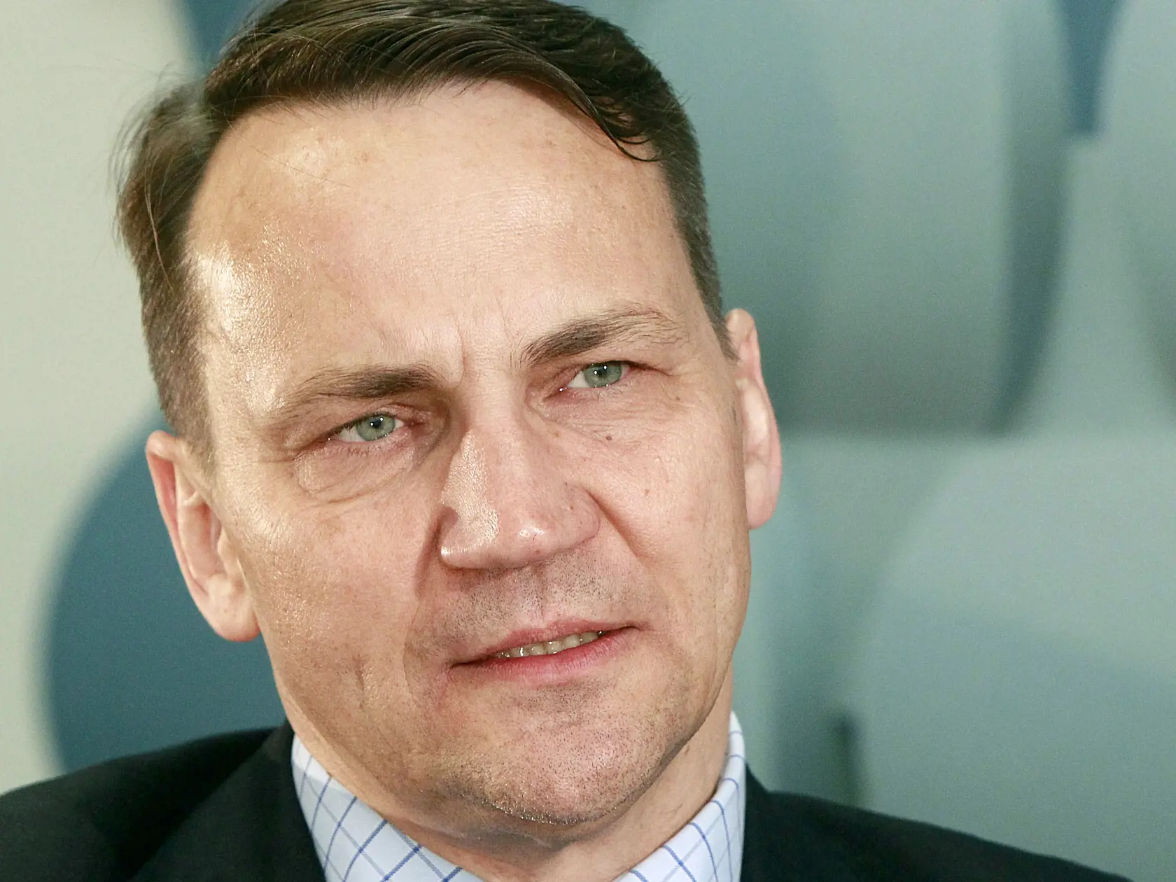 Na archívnej snímke zo 16. mája 2016 bývalý poľský minister zahraničných vecí Radek Sikorski odpovedá na otázky americkej agentúry Associated Press vo Varšave. Líder poľskej vládnej strany Právo a spravodlivosť (PiS) Jaroslaw Kaczyňski daroval 50.000 zlotých (10.619 eur) pre ukrajinskú armádu. Týmto príspevkom urovnal súdny spor týkajúci sa ohovárania politického rivala Radoslawa Sikorského.
