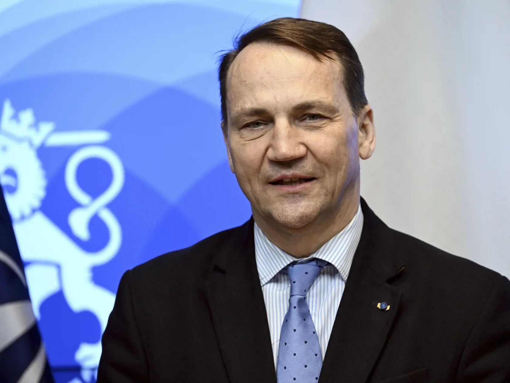 Poľský minister zahraničných vecí Radoslaw Sikorski počas tlačovej konferencie s fínskou ministerkou zahraničných vecí Elinou Valtonenovou v Helsinkách 14. marca 2024.