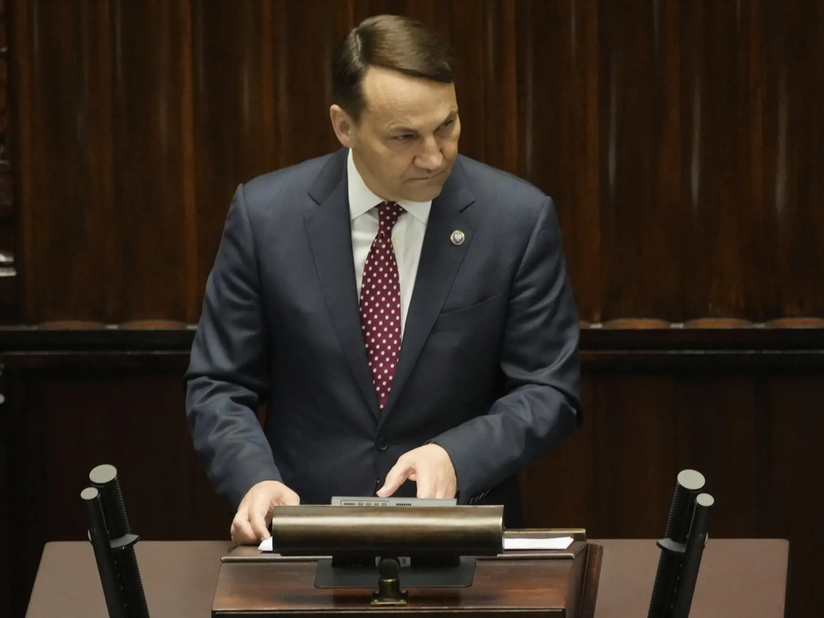 Poľský minister zahraničných vecí Radoslaw Sikorski vystupuje s očakávaným príhovorom v poľskom parlamente vo štvrtok 25. apríla 2024. Sikorski oznámil, že Poľsko sa chce opäť zaradiť medzi krajiny, ktoré určujú smerovanie Európskej únie (EÚ).
