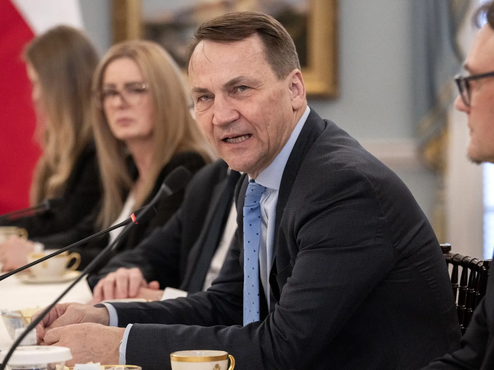 "Dúfam, že Putin nebude taký šialený a nebude napádať celú Severoatlantickú alianciu," uviedol minister zahraničných vecí Radoslaw Sikorski a dodal, že Poľsko má podporu Európskej únie a Spojených štátov.