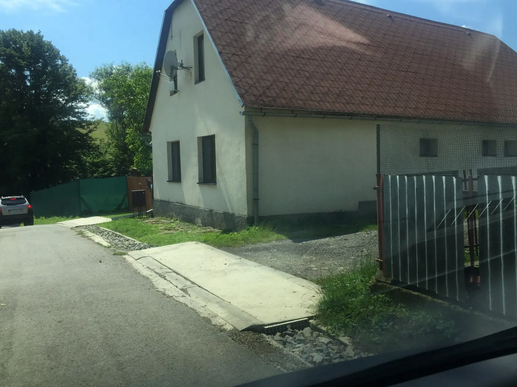 Zasypaný rigol, za ktorý zaplatili vo Vyšnom Mirošove cez 100-tisíc eur.