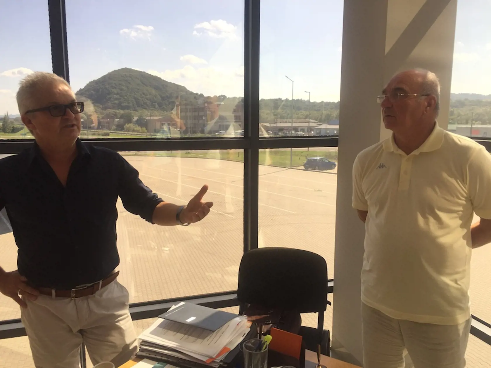 Zástupca starostu Peter Bochnovič a bývalý poslanec Ján Hoško, ktorý dlhší čas upozorňuje na starostove konanie.