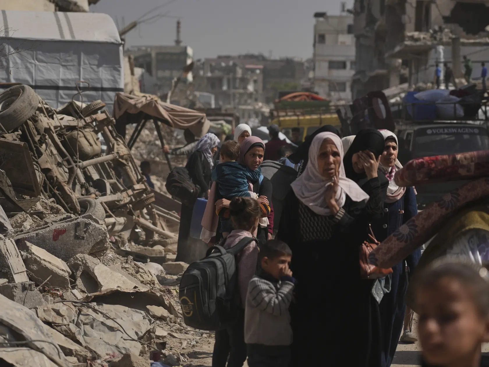 JB 22 Šijaijáh - Vysídlení Palestínčania utekajú z mesta Šijaijáh na predmestí Gazy 3. apríla 2025 po tom, ako izraelská armáda nariadila evakuáciu v tejto oblasti. Izraelská armáda v piatok oznámila, že začala novú pozemnú ofenzívu východne od mesta Gaza s cieľom rozšíriť „bezpečnostnú zónu“ na severe palestínskej enklávy. TASR o tom píše na základe správy agentúry AFP. FOTO TASR/AP

Displaced Palestinians flee from Shijaiyah, Gaza, on Thursday, April 3, 2025, after the Israeli military issued evacuation orders in the area. (AP Photo/Jehad Alshrafi)