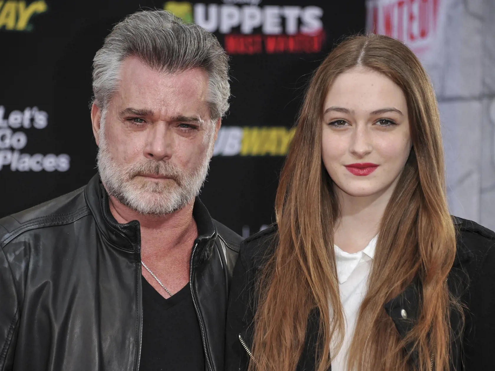 WA 52 archív Los Angeles - Na archívnej snímke z 11. marca 2014 americký herec ray Liotta a jeho dcéra Karsen prichádzajú na svetovú premiéru hudobnej kriminálnej komédie Muppets Most Wanted v Los Angeles. Liotta, ktorý sa preslávil úlohou gangstera Henryho Hilla vo filme Mafiáni režiséra Martina Scorseseho, zomrel vo veku 67 rokov v stredu 25. mája 2022. Liottov zástupca uviedol pre americké médiá, že Liotta zomrel v noci na stredu v Dominikánskej republike, kde natáčal nový film. FOTO TASR/AP 