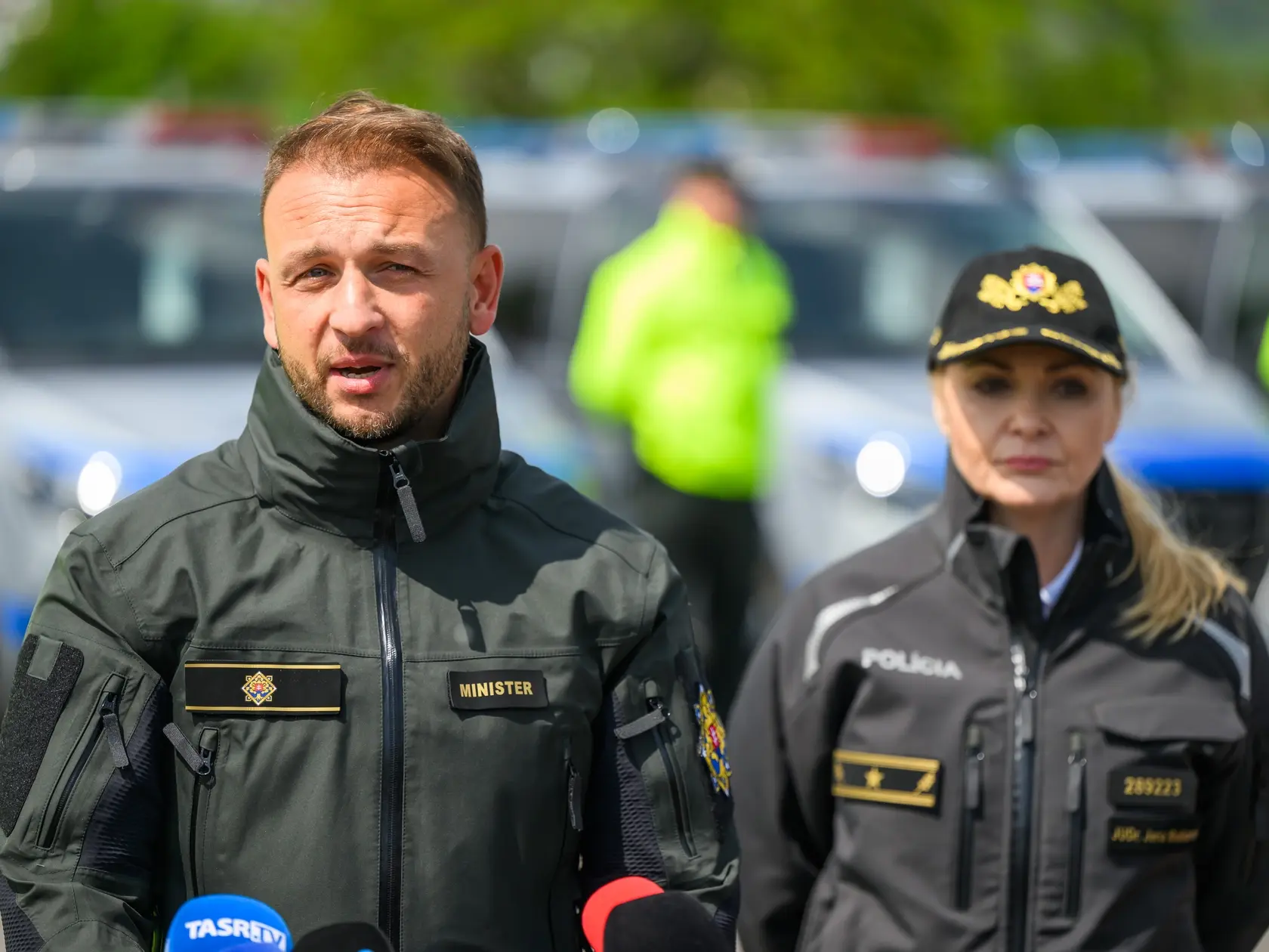 Na snímke zľava minister vnútra SR Matúš Šutaj Eštok (Hlas-SD) a prezidentka Policajného zboru Jana Maškarová počas odovzdania nových služobných vozidiel pre potreby polície v Bratislave 24. apríla 2025. FOTO TASR - Jaroslav Novák