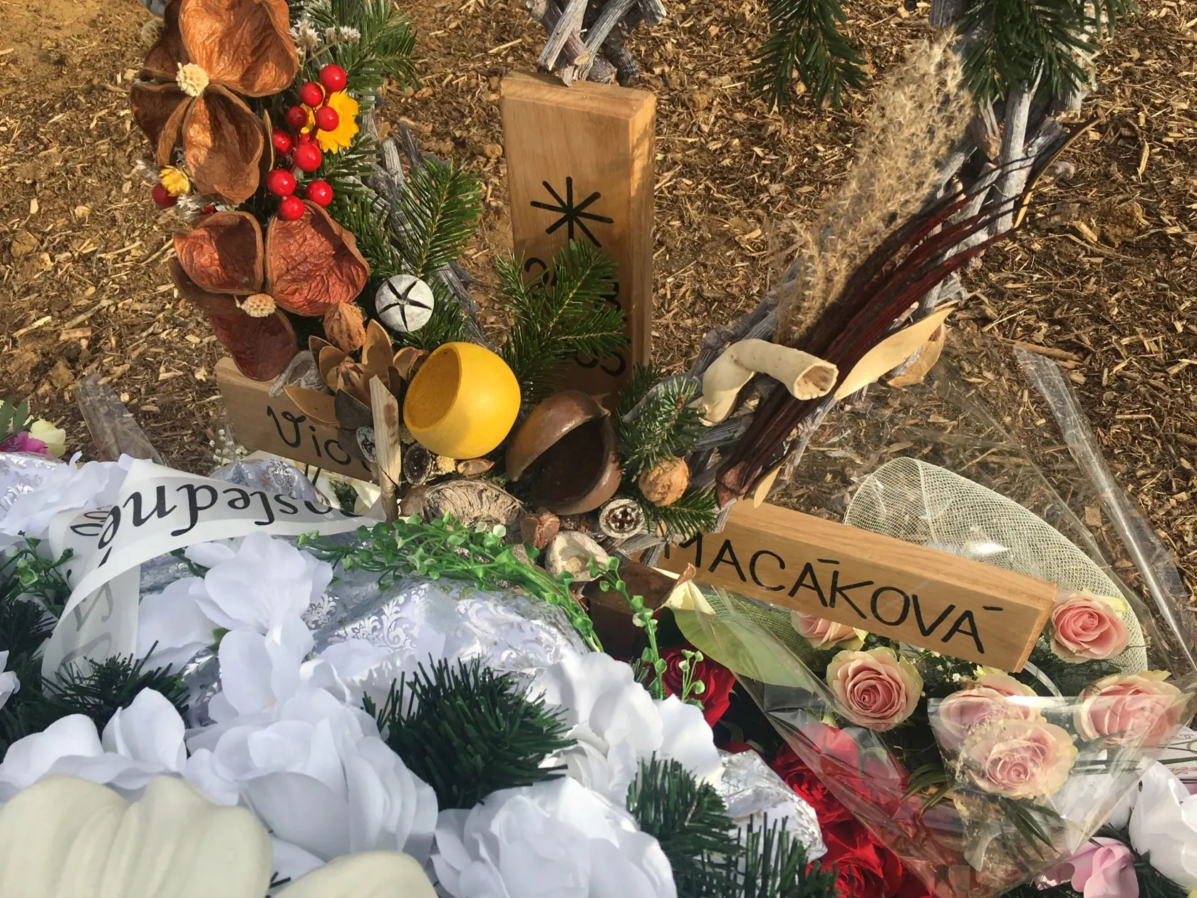 UŽ ODPOČÍVA Violin hrob je zasypaný kvetmi a vencami. Každý v Snine odsudzuje brutalitu, akou musela zísť z tohto sveta.