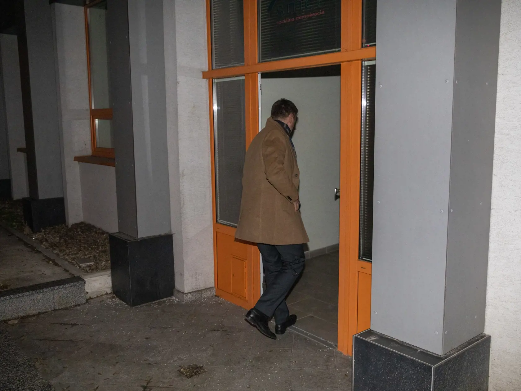 Poslanec Tomáš Taraba sa netají tým, že by rád spojil svoje sily s veľkými hráčmi. Takto ho prednedávnom nafotil náš fotograf v centrále Smeru-SD.