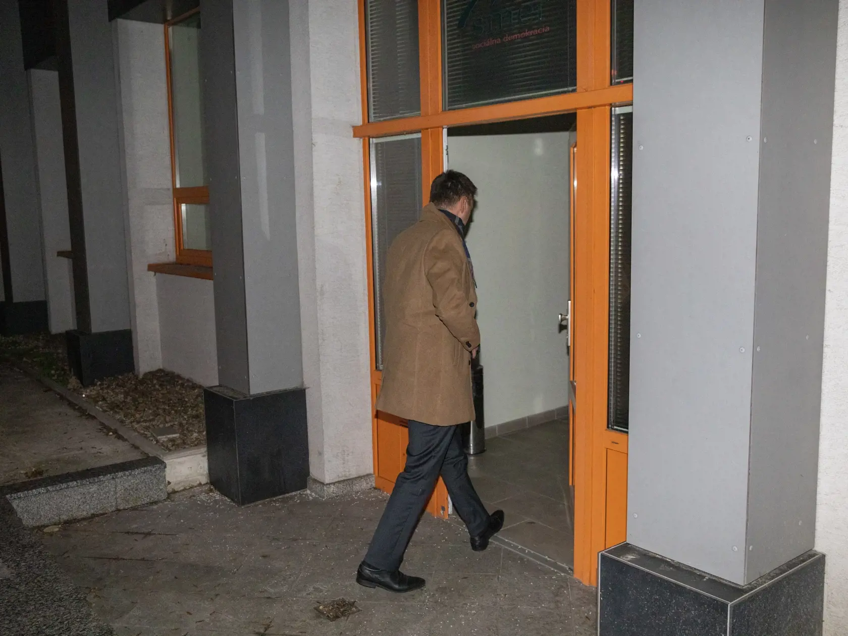 Poslanec Tomáš Taraba sa netají tým, že by rád spojil svoje sily s veľkými hráčmi. Takto ho prednedávnom nafotil náš fotograf v centrále Smeru-SD.