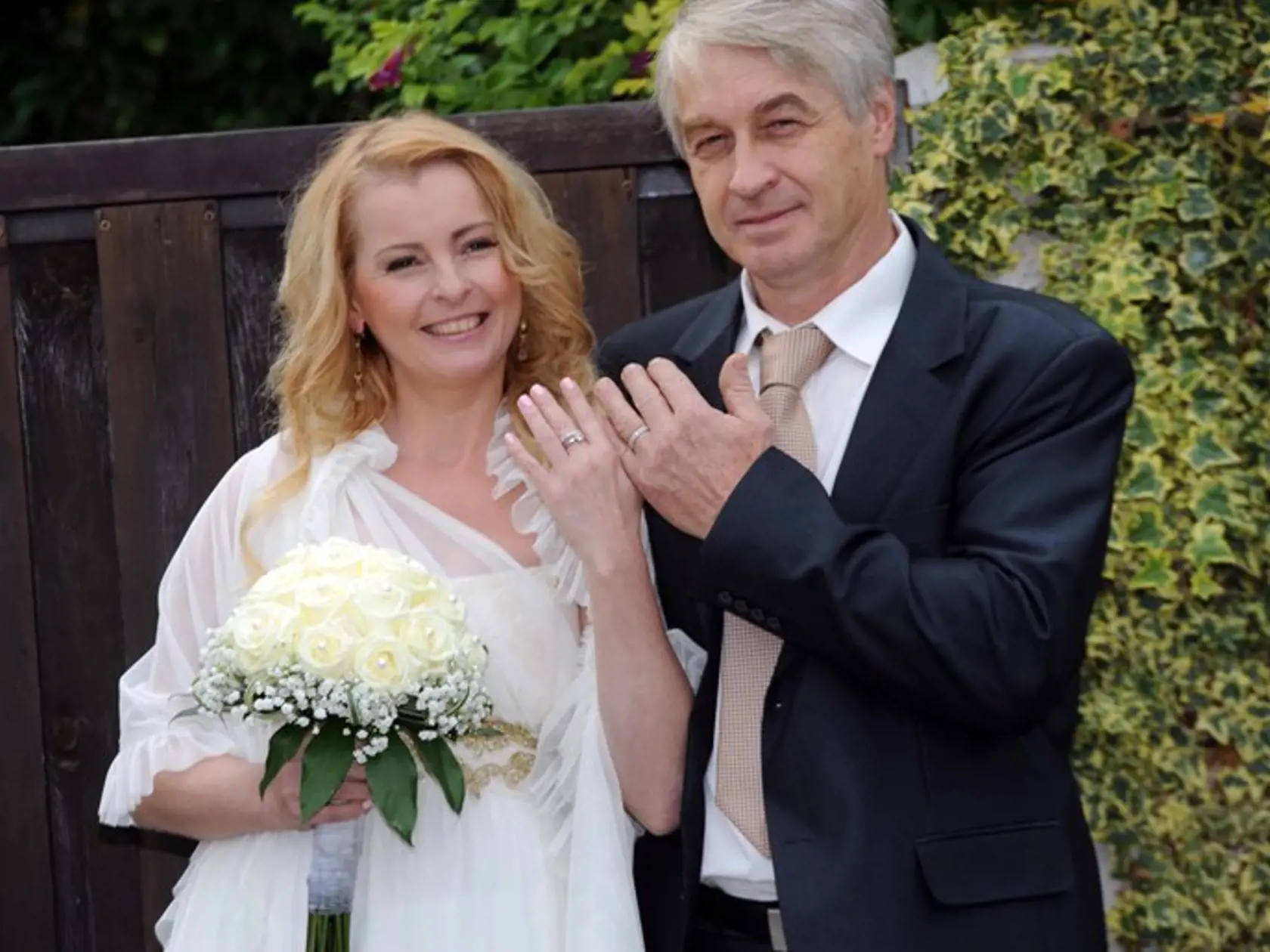 Už je ruka v rukáve. Česká speváčka Iveta Bartošová povedala včera svoje „áno“ snúbencovi Josefovi Rychtářovi (55).