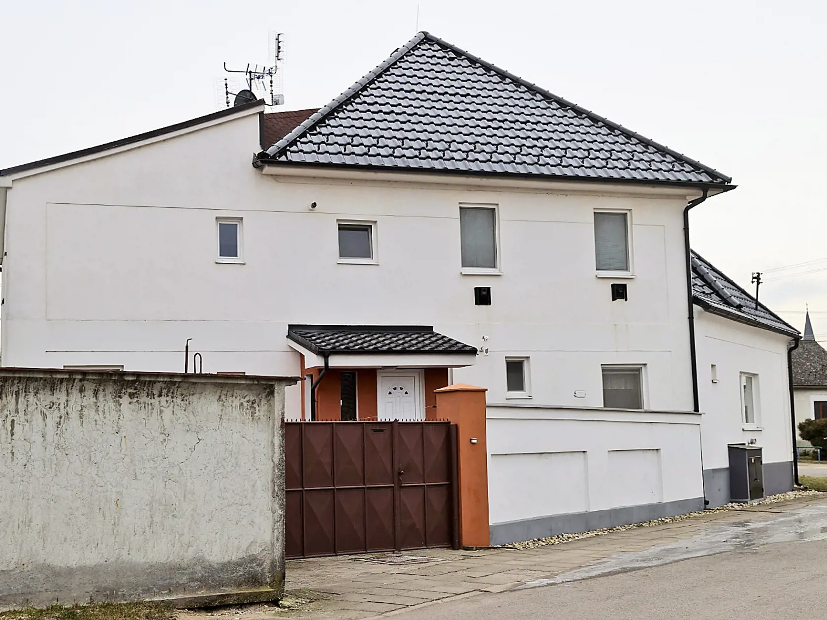Telíčko novorodenca objavili v rodinnom dome v Gajaroch.