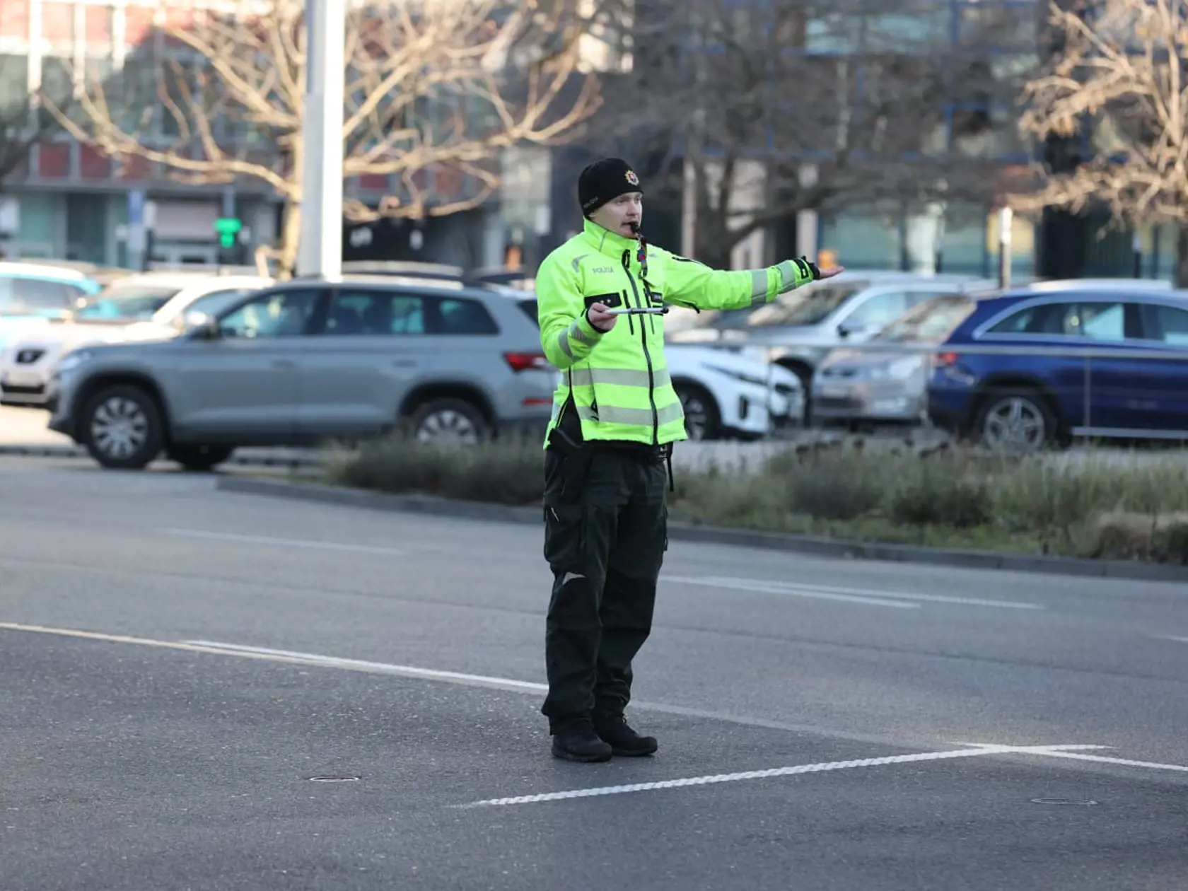 Minister financií Ladislav Kamenický mal v Bratislave autonehodu. Ku kolízii došlo 3. februára 2025 v ranných hodinách na križovatke pri Mlynských Nivách. Dopravu na mieste riadila polícia. 