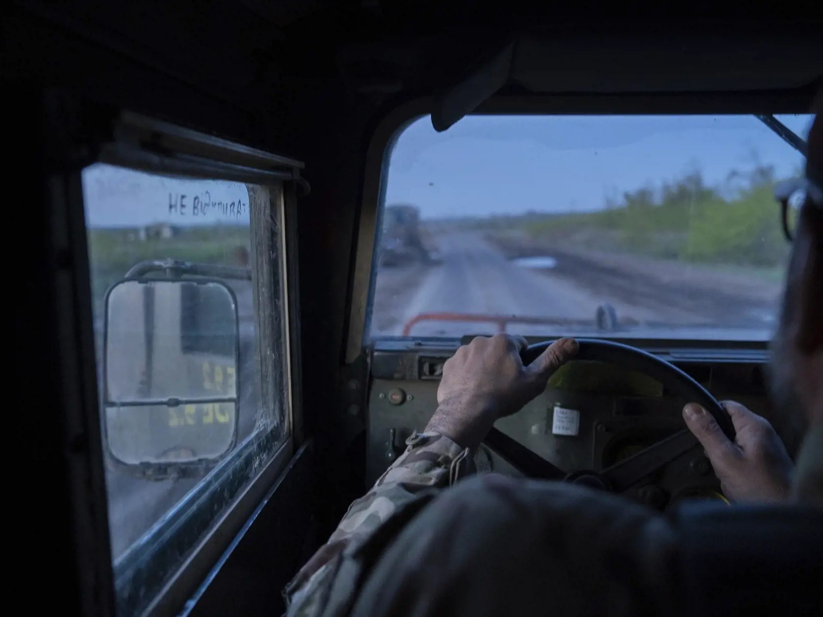 Ukrajinský vojak jazdí na vojenskom terénnom vozidle Humvee na frontovú líniu neďaleko mesta Bachmut v Doneckej oblasti na východe Ukrajiny v stredu 24. apríla 2024.