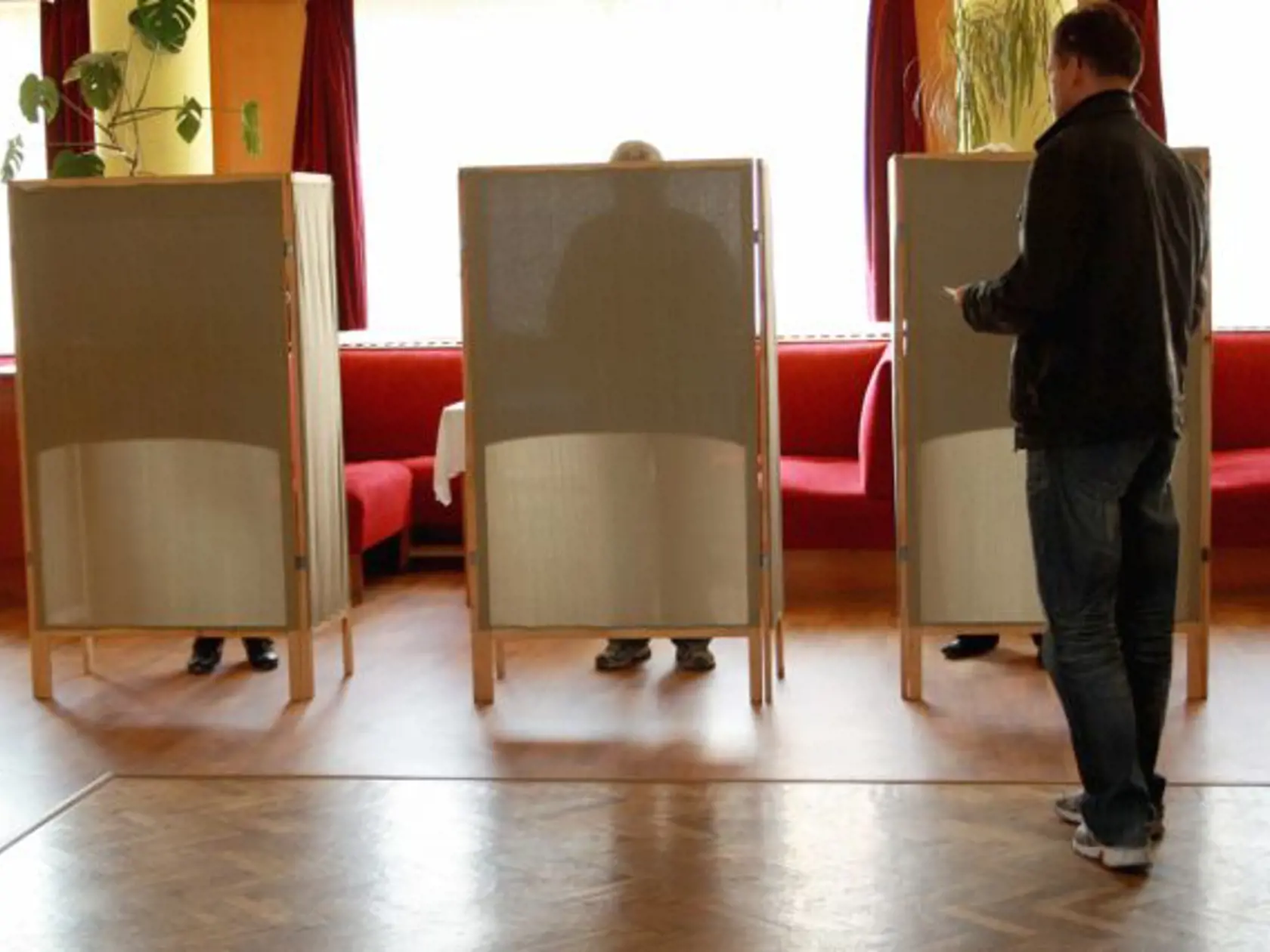 Krúžkovanie kandidátov a vloženie hlasovacieho lístku do obálky vykonáte za plentou.
