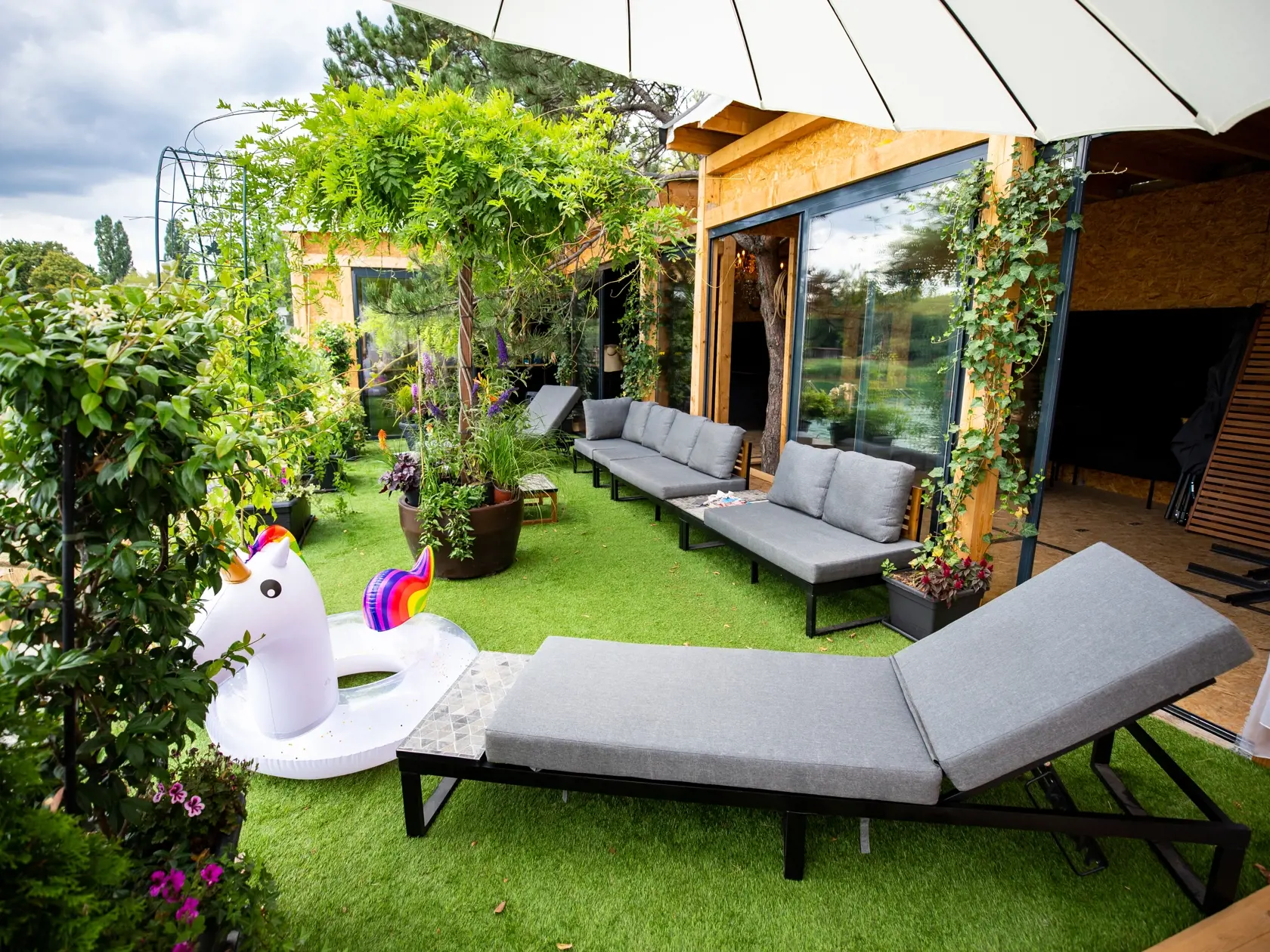 Bar s plážou "Crystal Garden" na bratislavských Zlatých pieskoch.