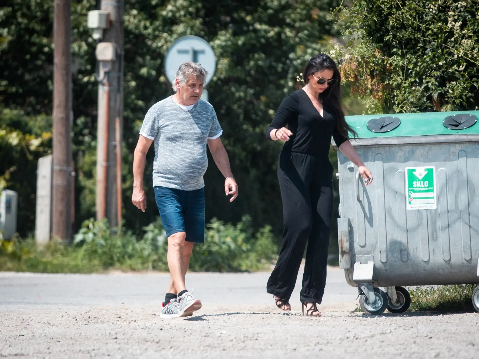 Daniela a Otto Weiter kráčajú k hrobu jeho zosnulej manželky.