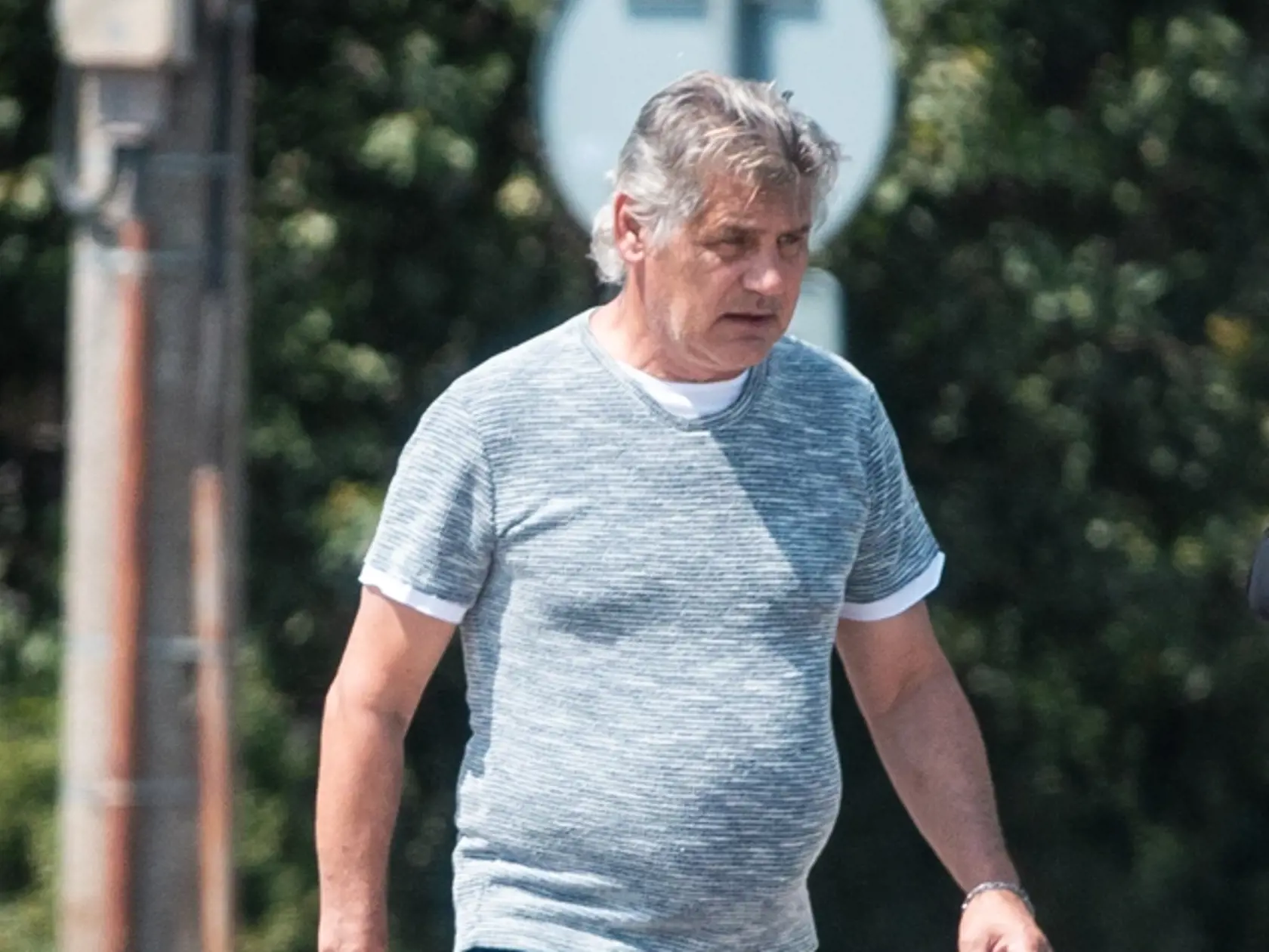 Otto Weiter v sprievode Daniely Kralevich ide na hrob svojej zosnulej manželky Andrey Fisher do Dunajskej Lužnej.