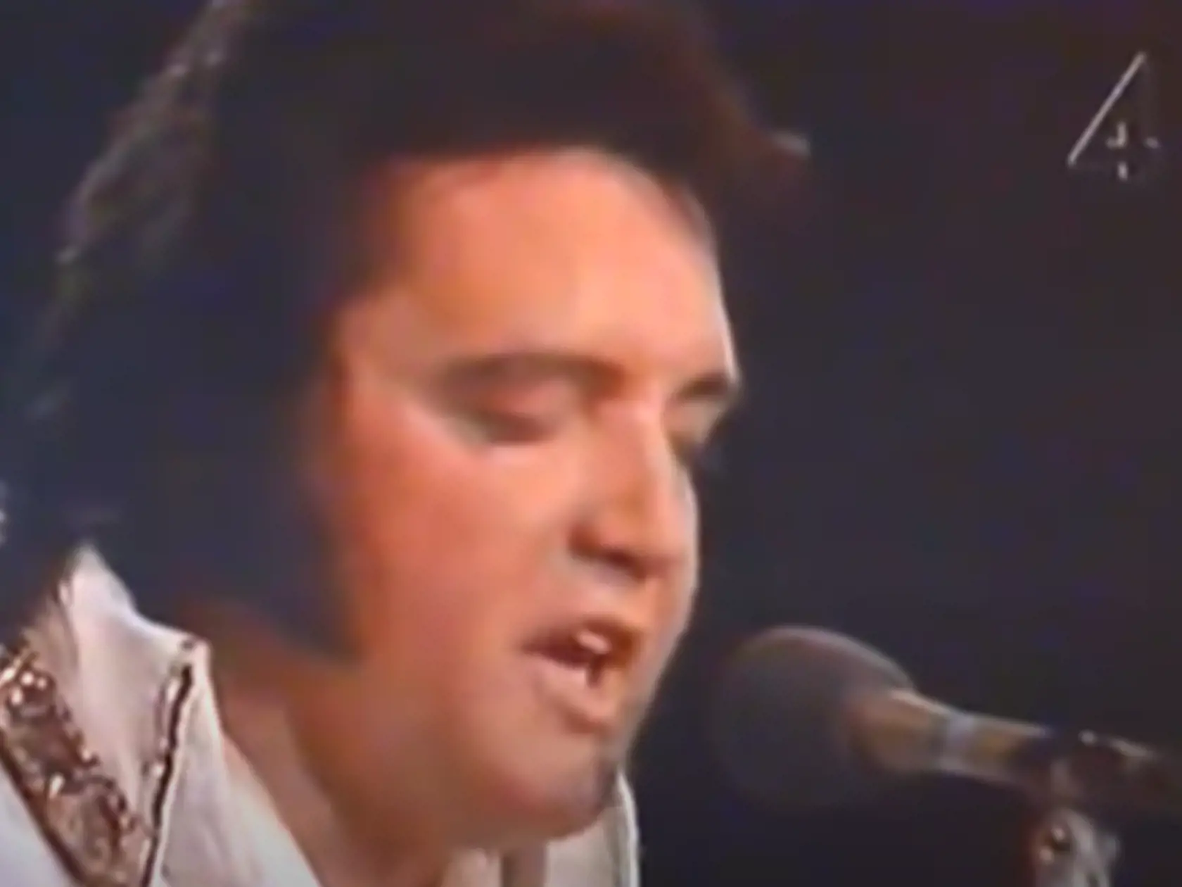 Elvis Presley na svojom poslednom koncerte v roku 1997.