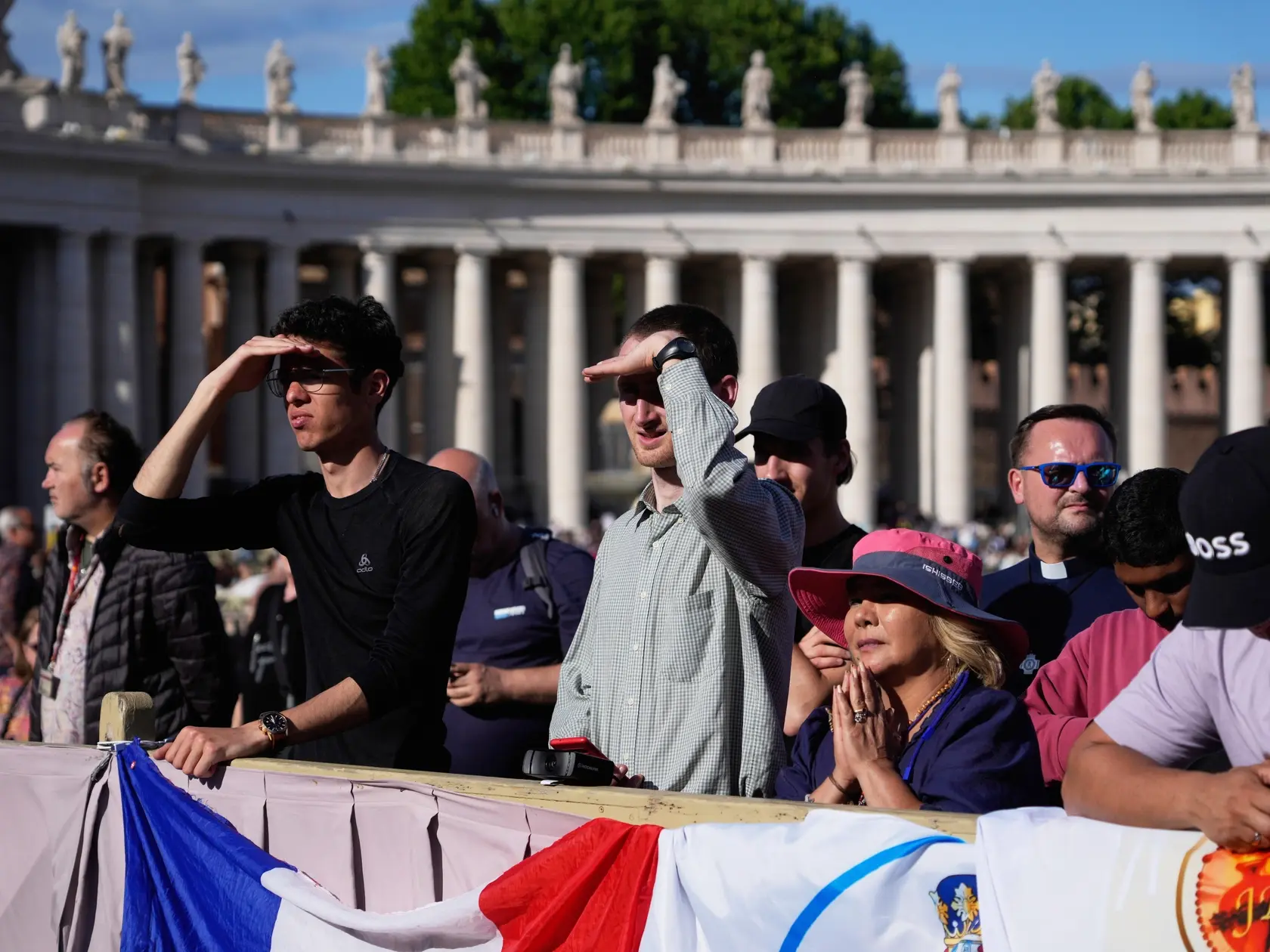AZ8 Rím - Veriaci sa zhromažďujú na Námestí svätého Petra, keď kardináli vstupujú do Sixtínskej kaplnky, aby začali konkláve vo Vatikáne 7. mája 2025. V Sixtínskej kaplnke Apoštolského paláca vo Vatikáne sa v stredu 7. mája 2025 začalo konkláve, na ktorom kardináli s právom voľby zvolia 267. pápeža katolíckej cirkvi. Začiatok konkláve generálna kongregácia kardinálov zvolala na 16. deň po úmrtí pápeža Františka z 21. apríla. FOTO TASR/AP

Faithful gather in St. Peter's Square as Cardinals are entering in the Sistine Chapel to start the Conclave at the Vatican, Wednesday, May 7, 2025. (AP Photo/Gregorio Borgia)
