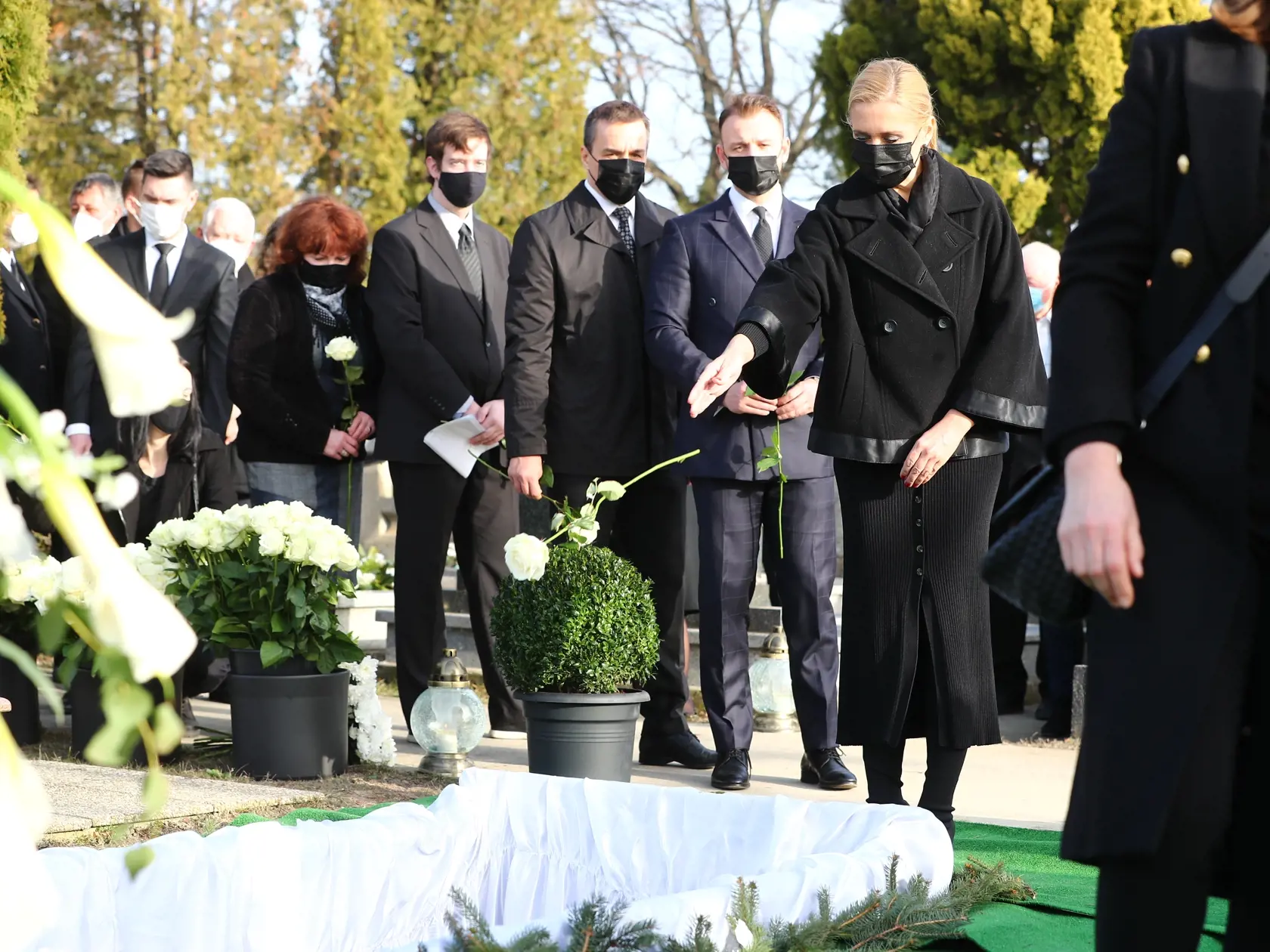 S Ľubomírom Petrákom sa prišiel rozlúčiť praktický celý parlament. Kolegovia si ho vážili a rešpektovali ho. Na snímke poslankyňa NR Denisa Saková (Hlas), exministerka vnútra za Smer.