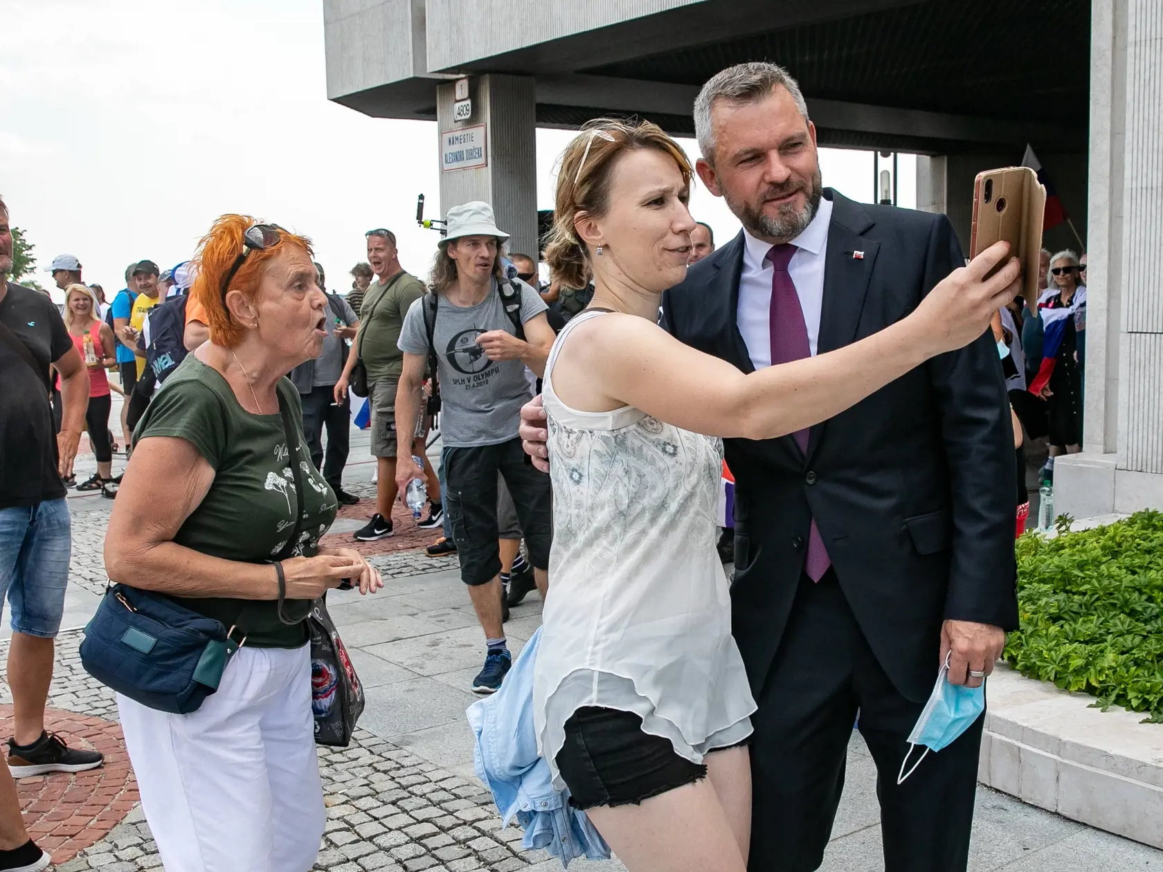 Protest pred parlamentom proti vládnym opatreniam. Na fotke je Peter Pellegrini.