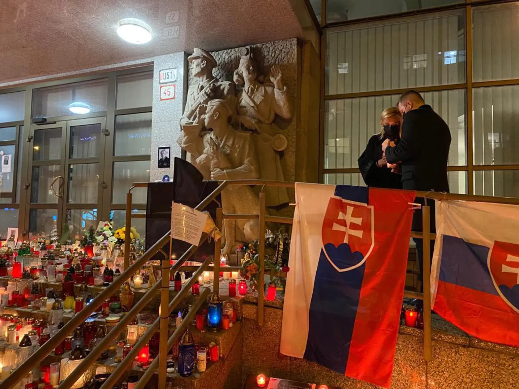 Denisa Saková pri zapaľovaní sviečky za zosnulého Milana Lučanského