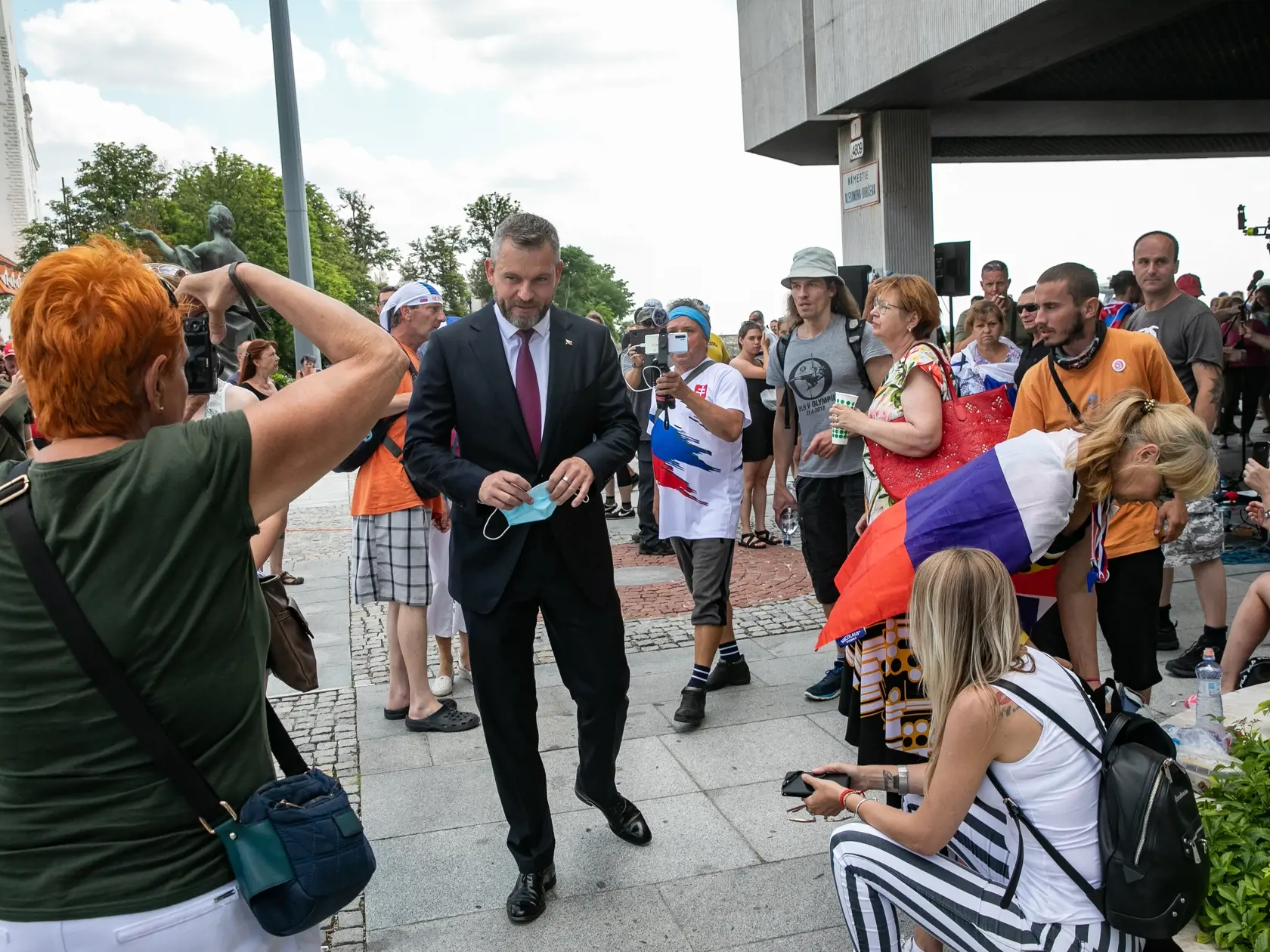 Protest pred parlamentom proti vládnym opatreniam. Na fotke je Peter Pellegrini.