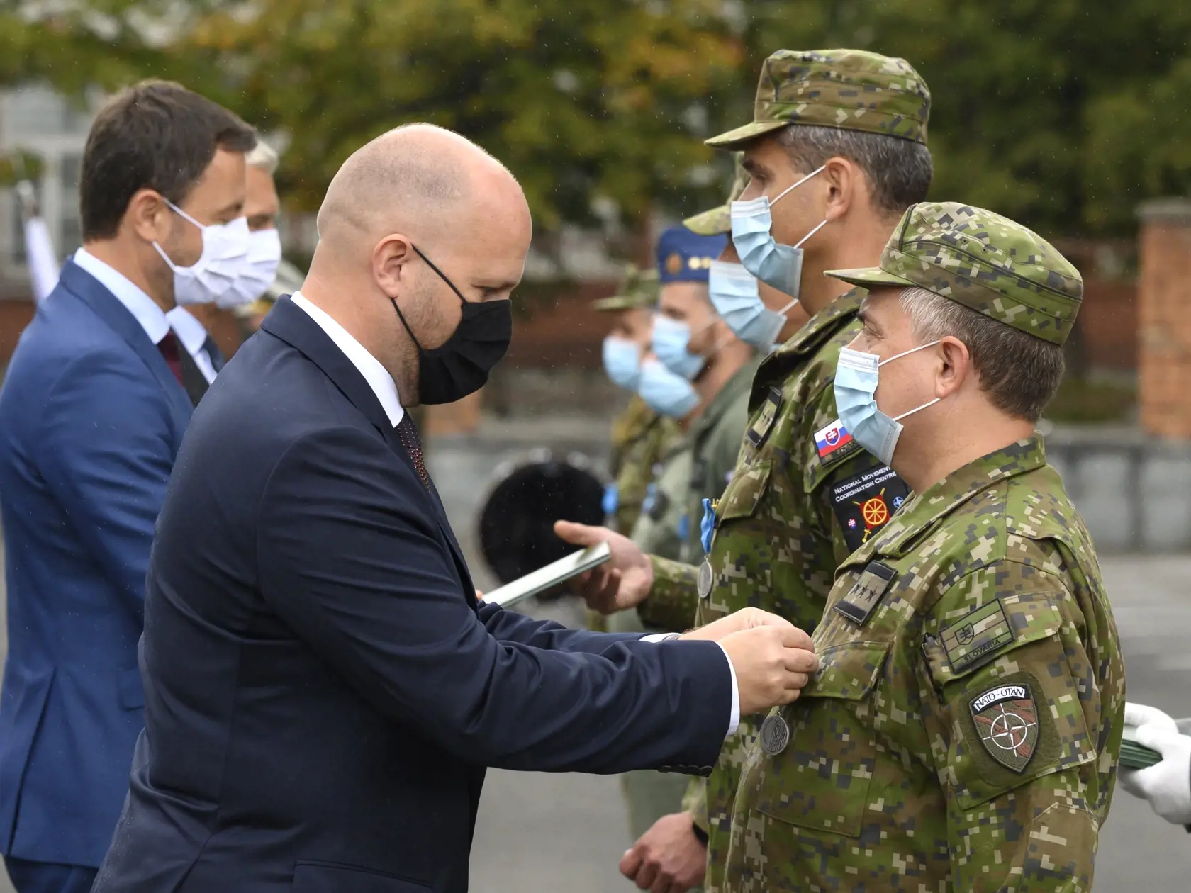 Na snímke vľavo minister obrany SR Jaroslav Naď počas oceňovania príslušníkov Ozbrojených síl SR a civilných zamestnancov, ktorí sa podieľali na evakuácii občanov a spolupracovníkov SR z Afganistanu. V Bratislave 24. augusta 2021. FOTO TASR - Pavel Neubauer